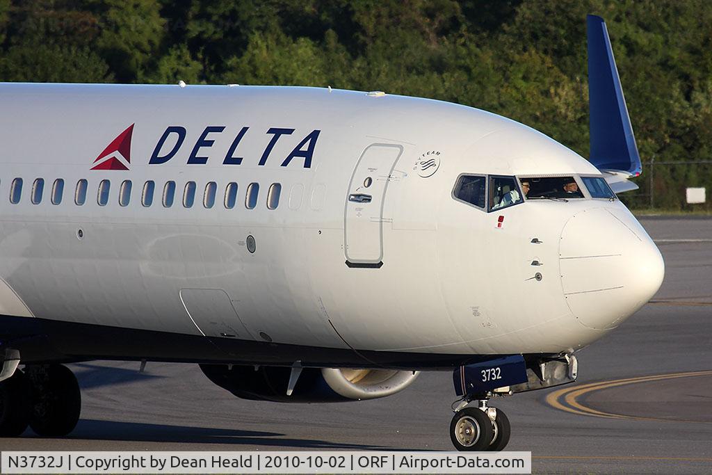 N3732J, 2000 Boeing 737-832 C/N 30380, Delta Air Lines N3732J (FLT DAL1238) turning on to Taxiway Charlie from Echo after arrival on RWY 5 from Hartsfield-Jackson Atlanta Int'l (KATL).