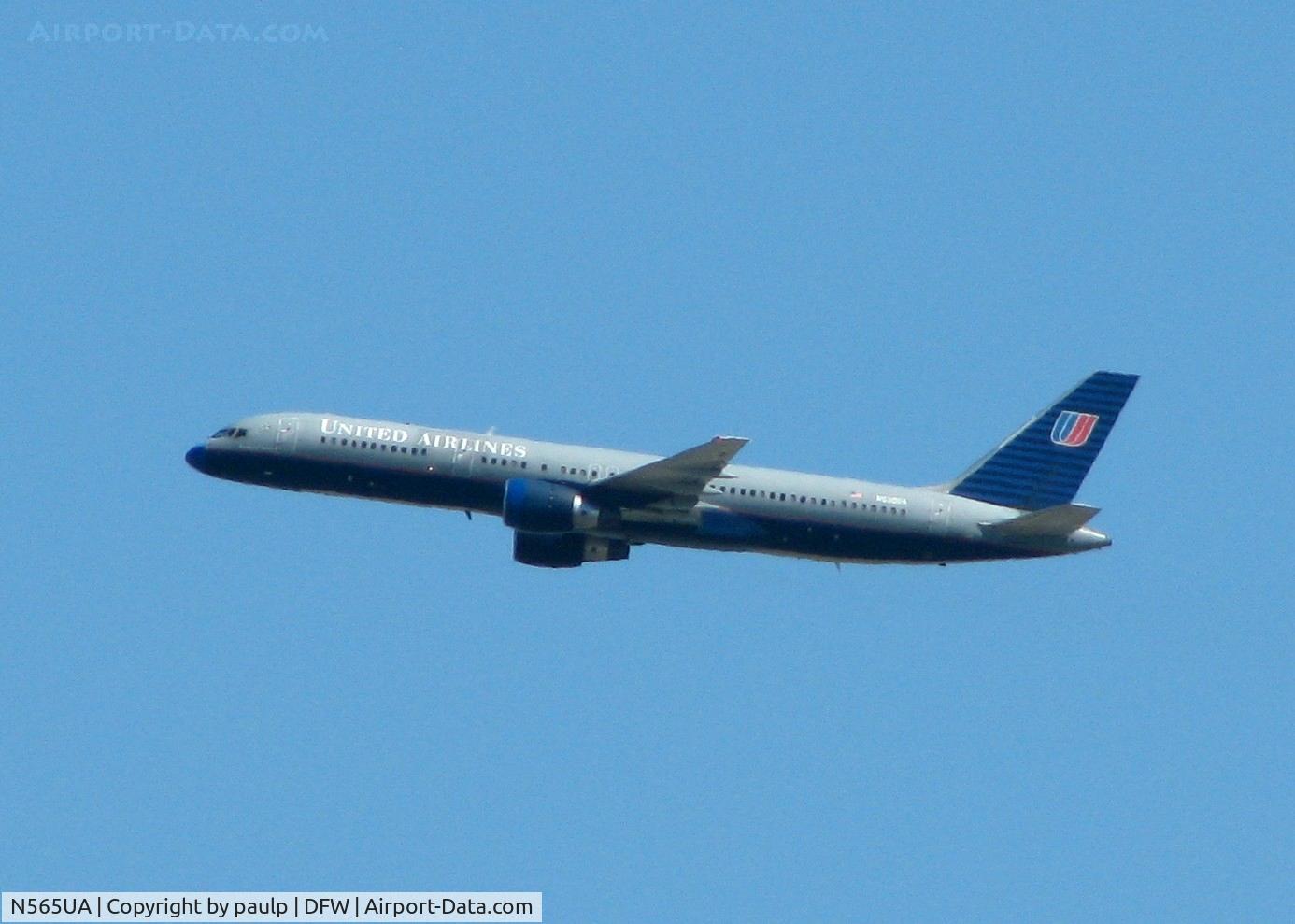 N565UA, 1992 Boeing 757-222 C/N 26669, Departing DFW.