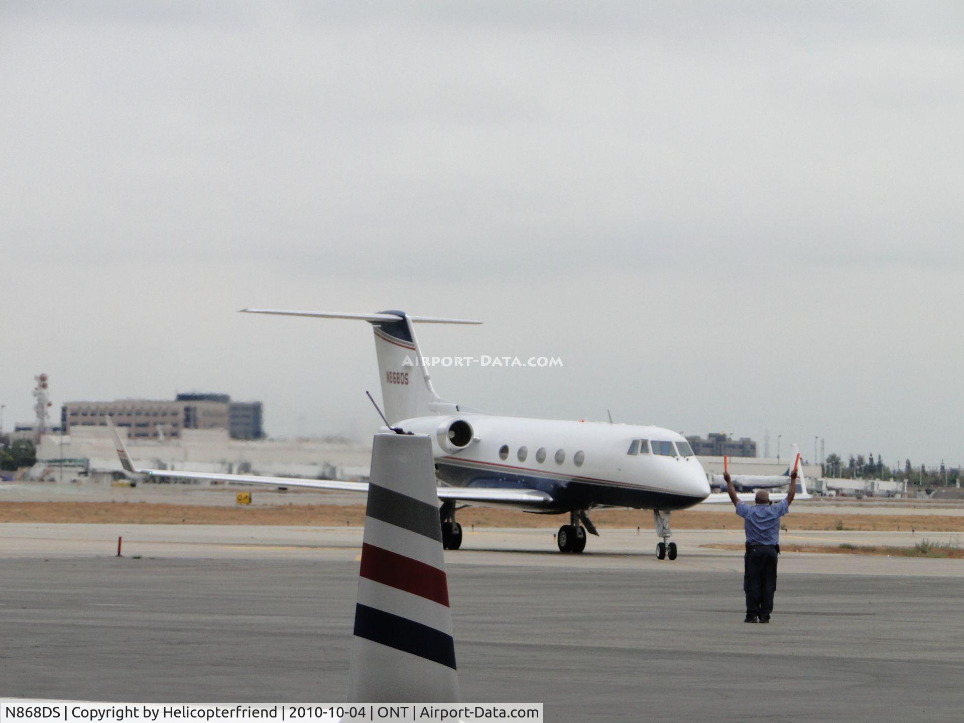 N868DS, 1973 Gulfstream Aerospace G1159B C/N 123, Taxiing in to a parking spot being guided by a groundsman