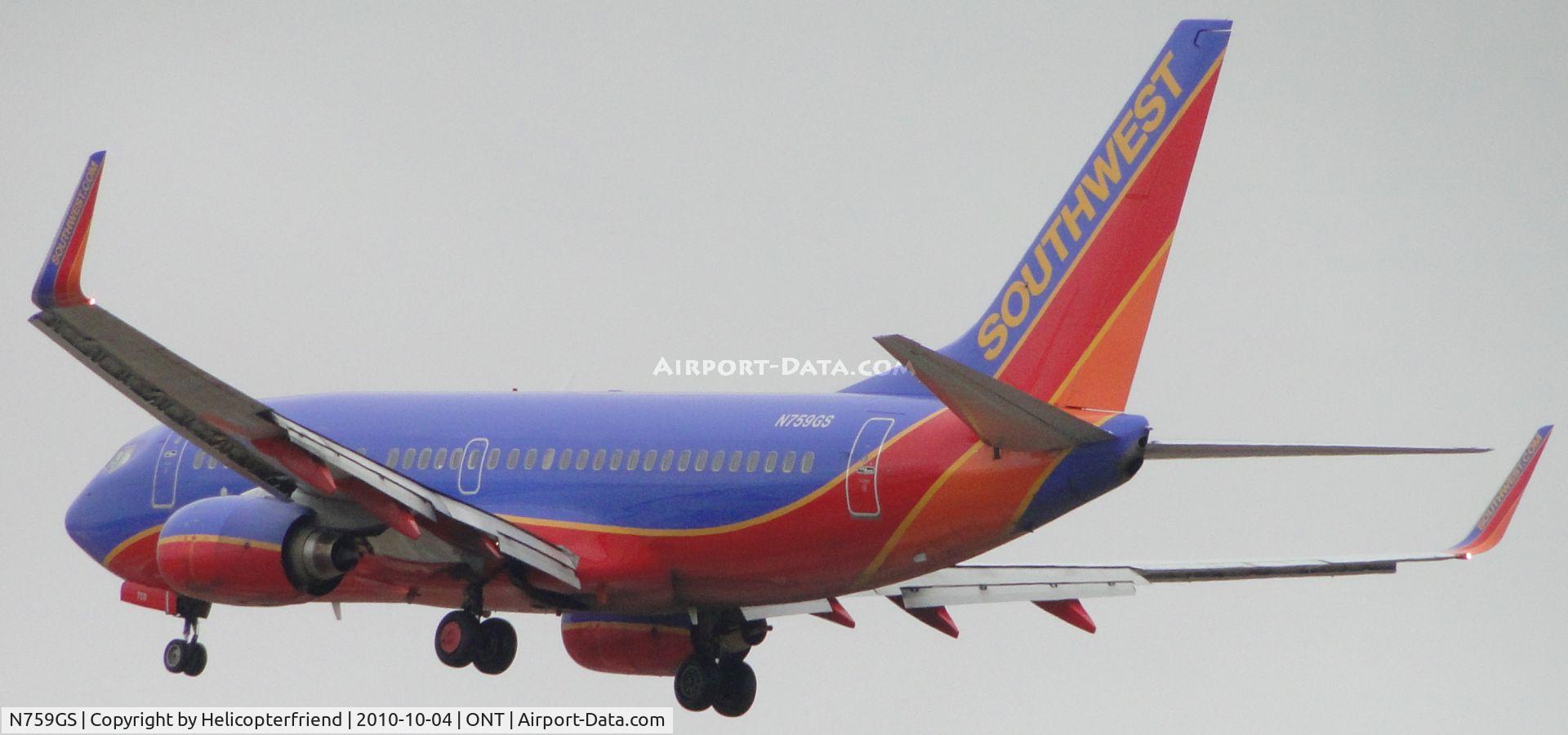 N759GS, 1999 Boeing 737-7H4 C/N 30544, On final to runway 26R and crossing over outer fence