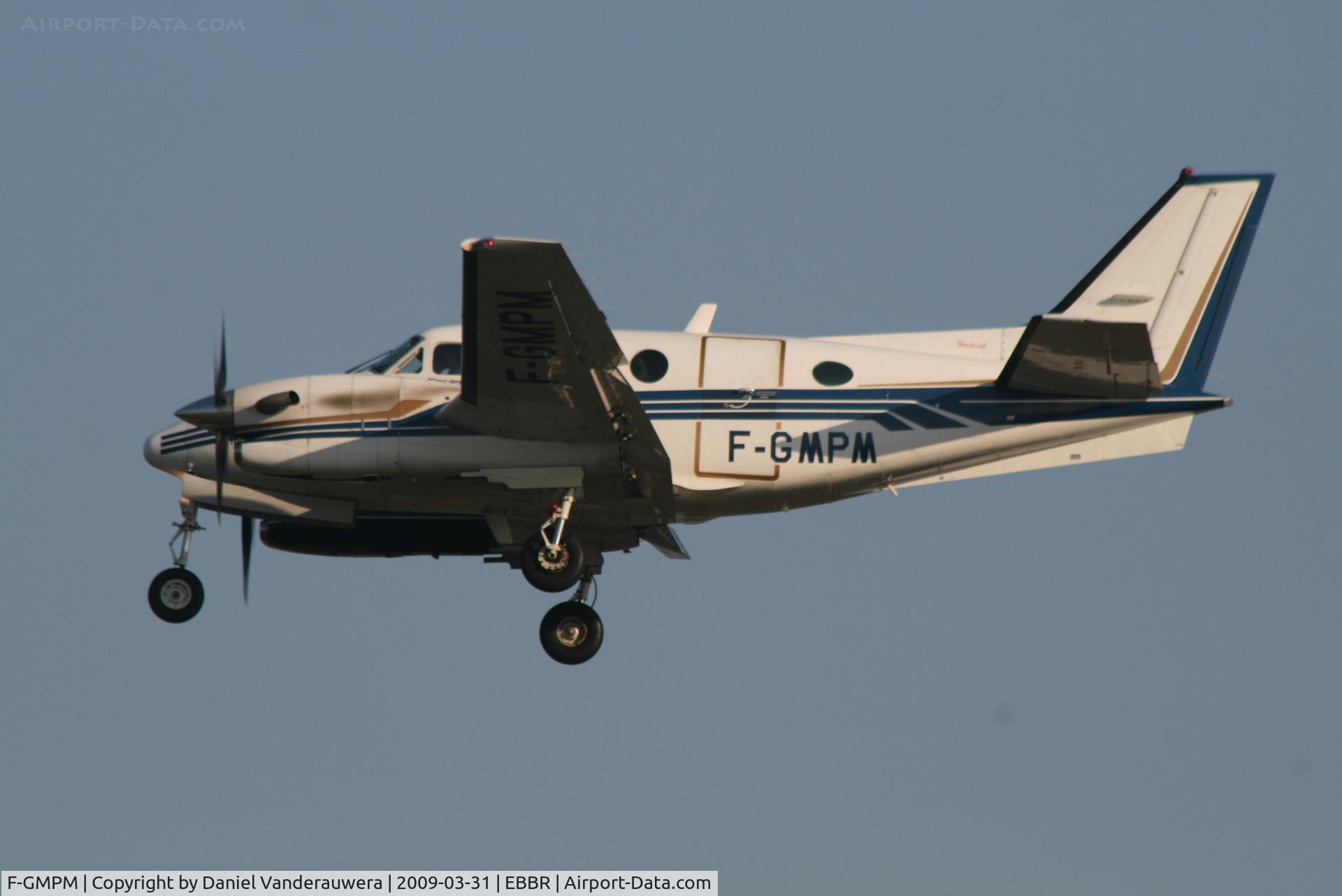 F-GMPM, Beech C90A King Air C/N LJ-1303, Descending to RWY 25L