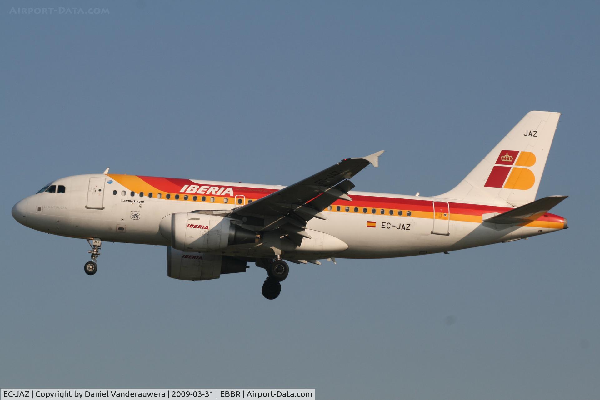EC-JAZ, 2004 Airbus A319-111 C/N 2264, Flight IB3216 is descending to RWY 25L