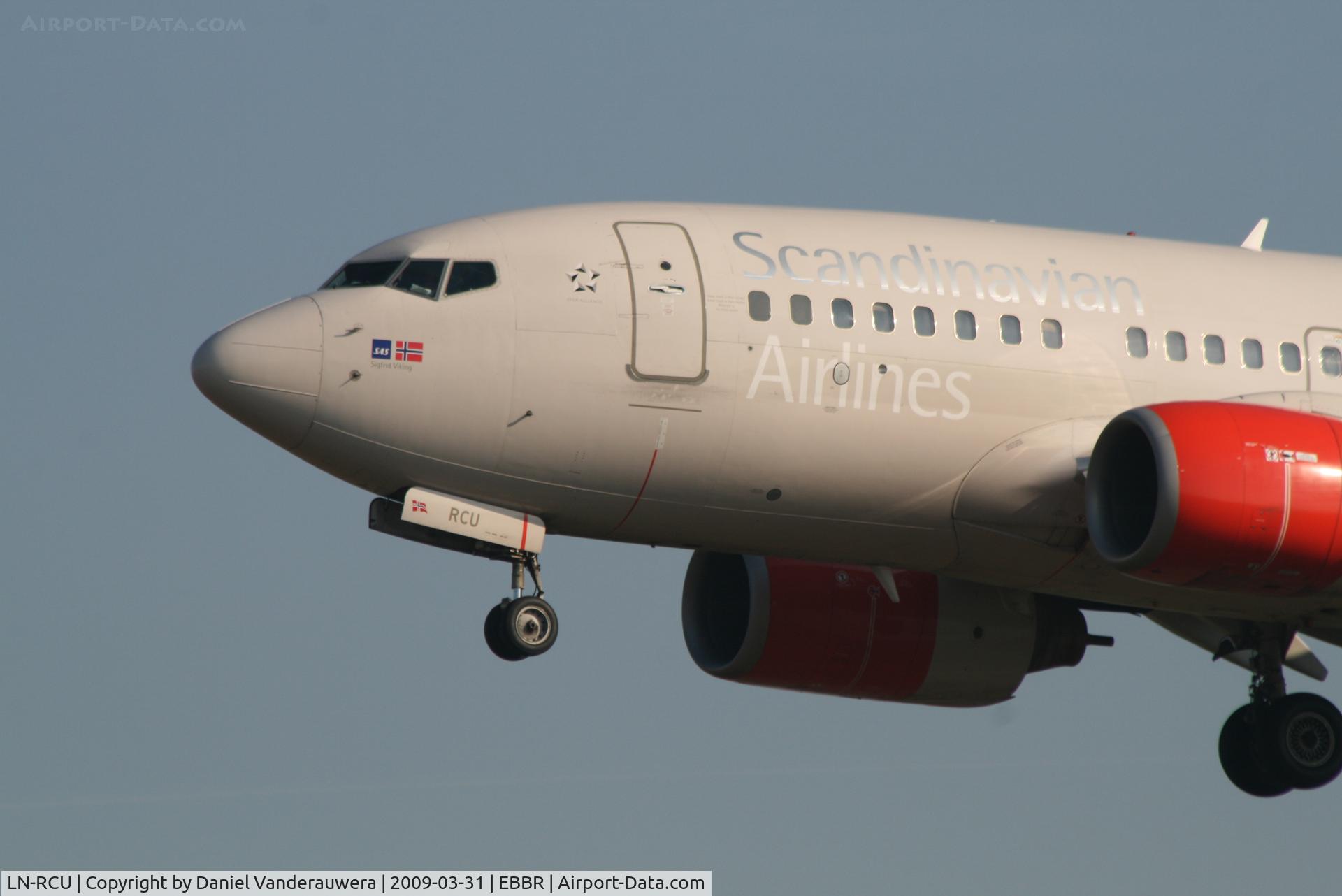 LN-RCU, 1999 Boeing 737-683 C/N 30190, Arrival of flight SK4743 to RWY 25L  (new flags)