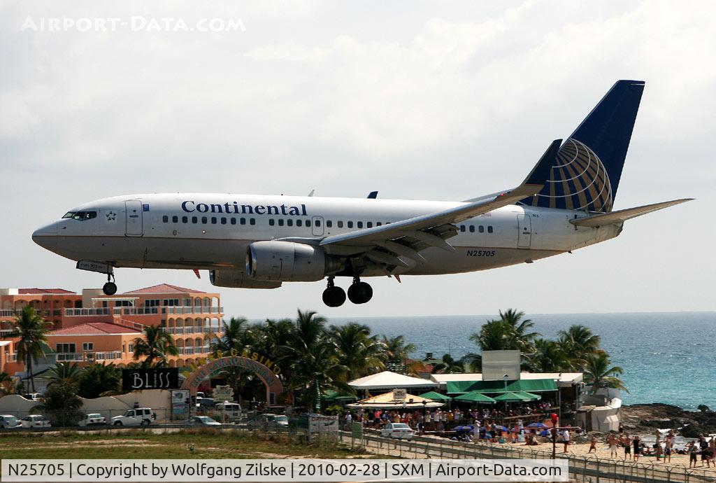 N25705, 1998 Boeing 737-724 C/N 28766, visitor