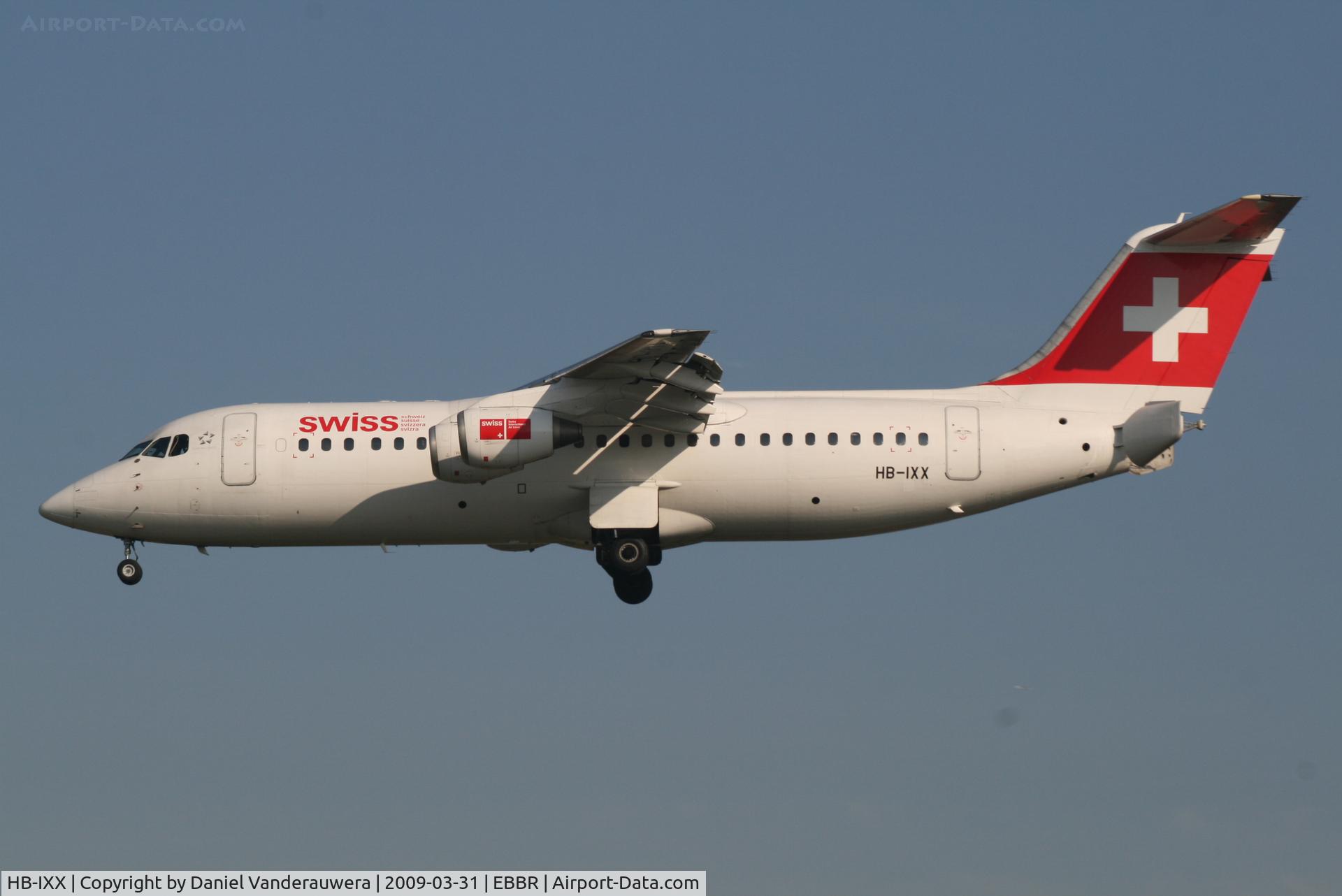 HB-IXX, 1995 British Aerospace Avro 146-RJ100 C/N E3262, Flight LX778 is descending to RWY 25L