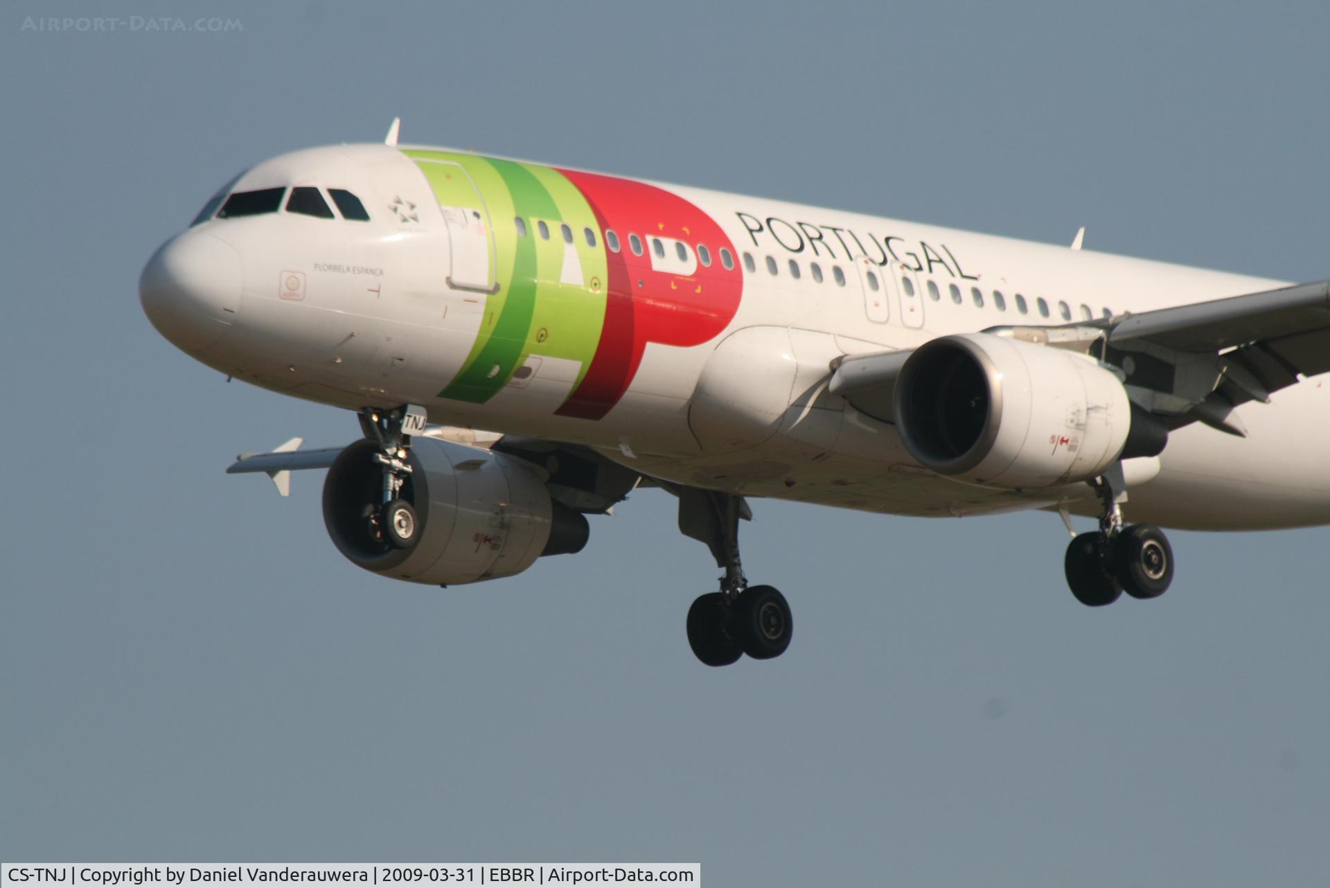 CS-TNJ, 2000 Airbus A320-214 C/N 1181, Arrival of flight TP604 to RWY 25L