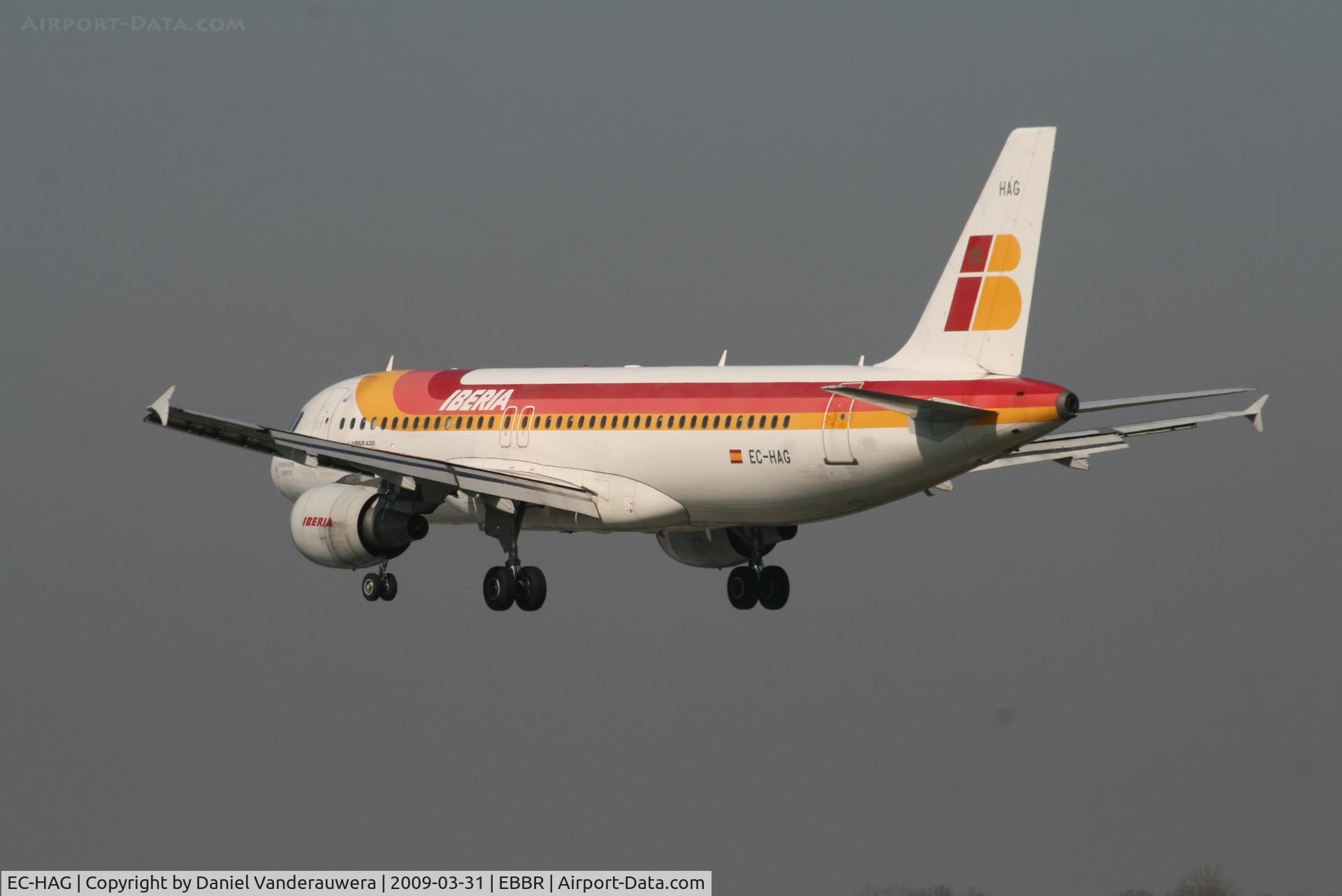 EC-HAG, 1999 Airbus A320-214 C/N 1059, Descending to RWY 25L