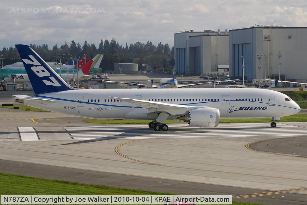 N787ZA, 2009 Boeing 787-8 Dreamliner C/N 40695, BOE006 sits on the end of runway 16 prior to doing a high speed taxi before its first flight.