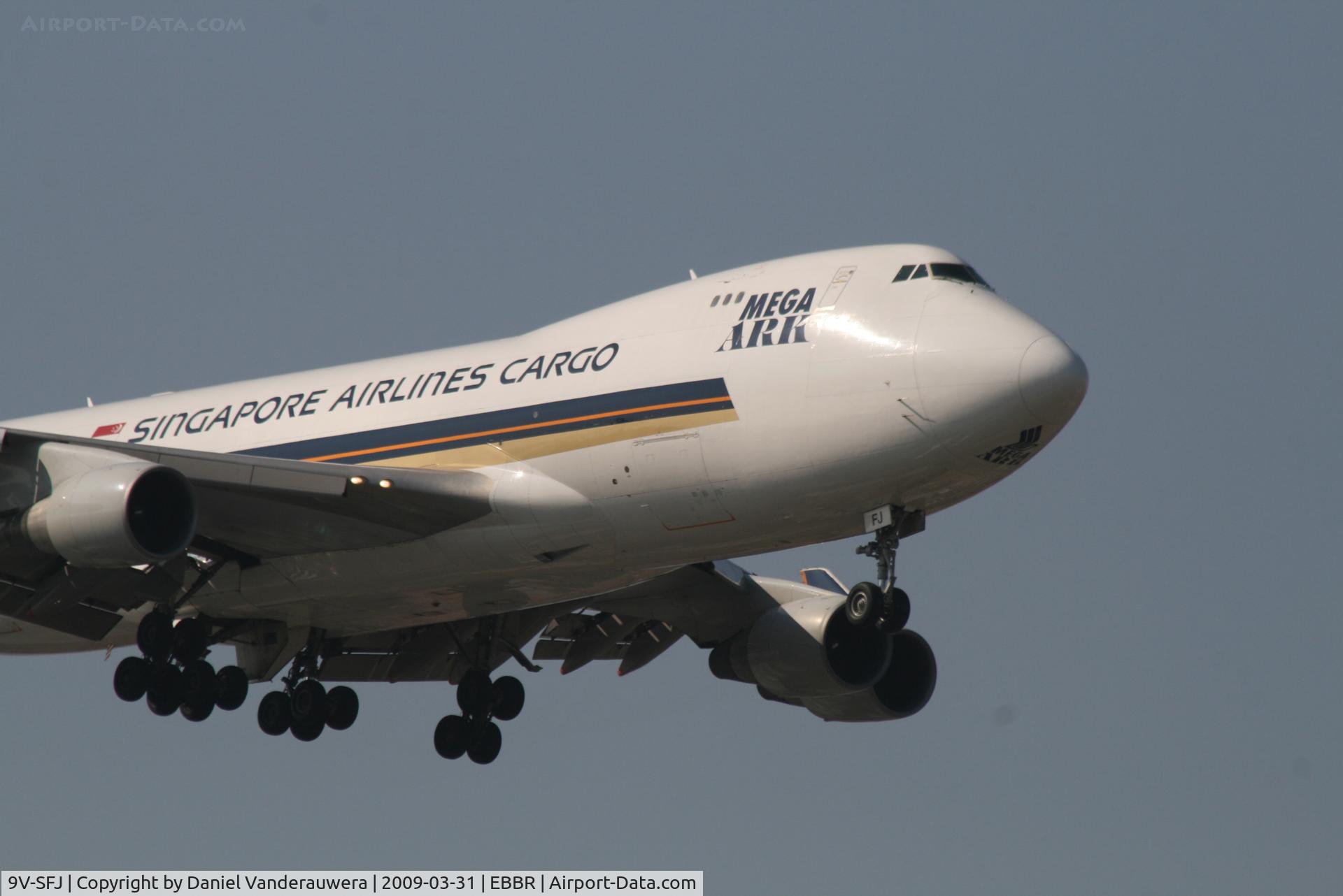 9V-SFJ, 2001 Boeing 747-412F/SCD C/N 26559, Descending to RWY 02