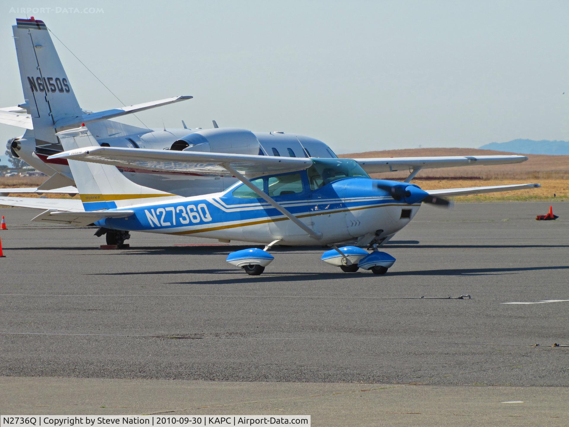 N2736Q, 1967 Cessna 182K Skylane C/N 18257936, Locally-based 1967 Cessna 182K taxiing past Netjets N615QS on way to gas pumps