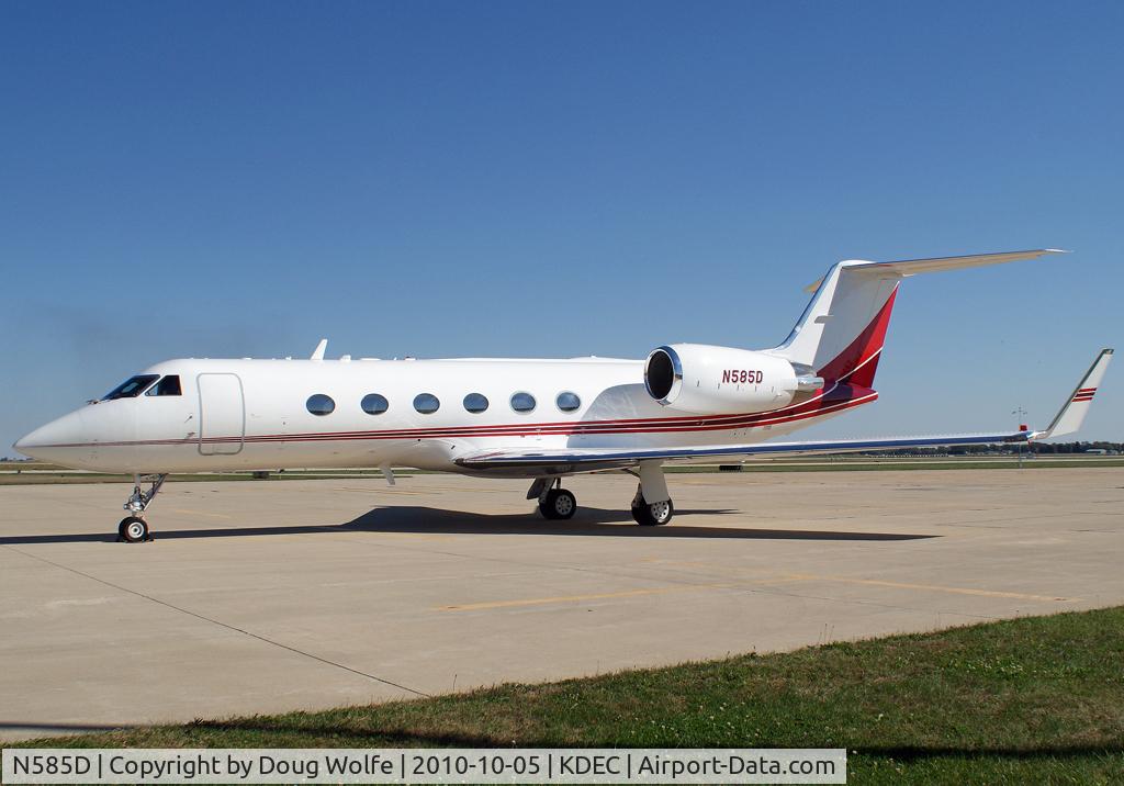N585D, 1994 Gulfstream Aerospace G-IV C/N 1258, Waiting near the FAA control tower in Decatur, Illinois.  KDEC.