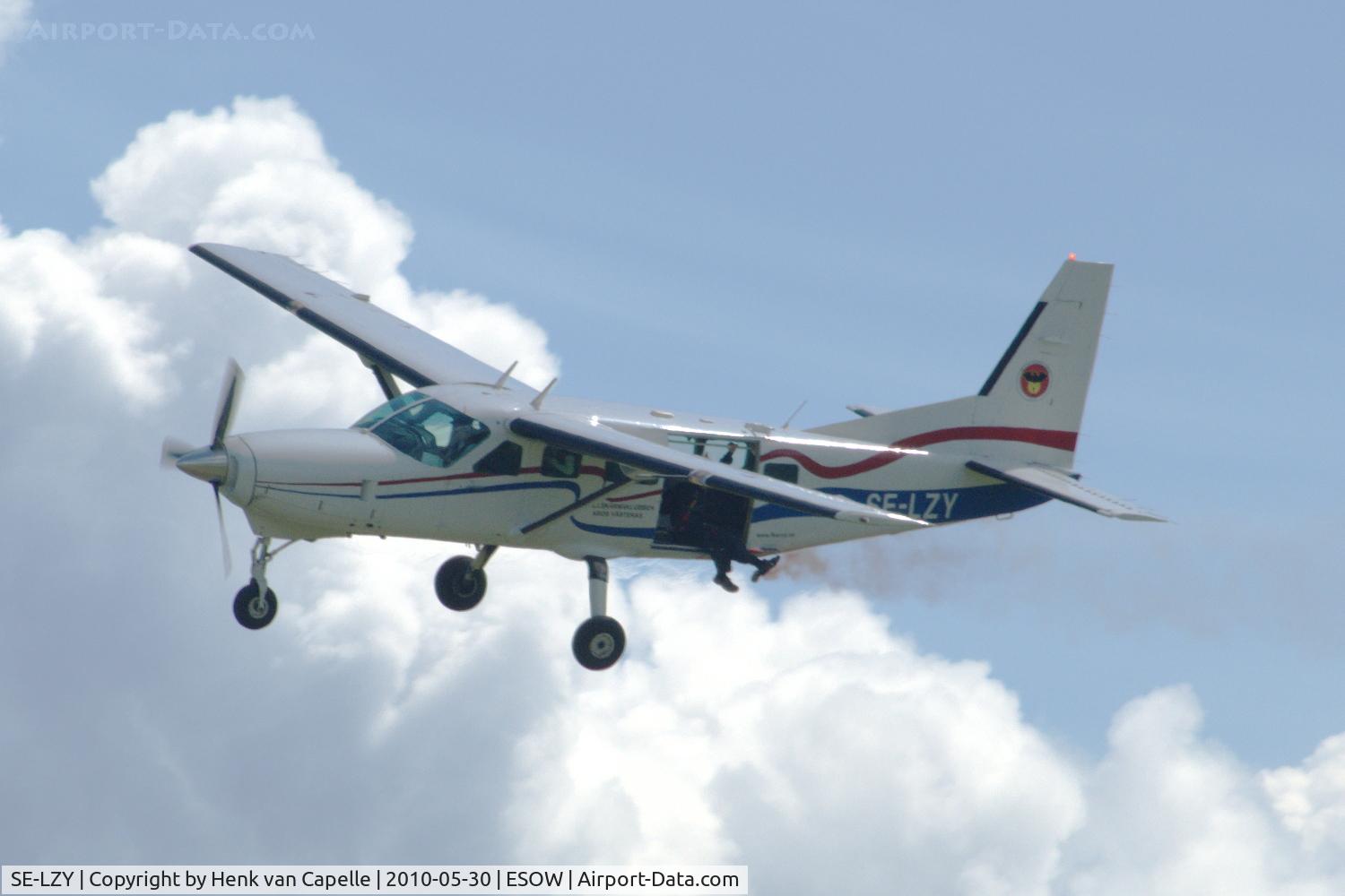 SE-LZY, 1985 Cessna 208 Caravan 1 C/N 20800005, Caravan used for paradropping at Västerås Hässlö airport, Sweden