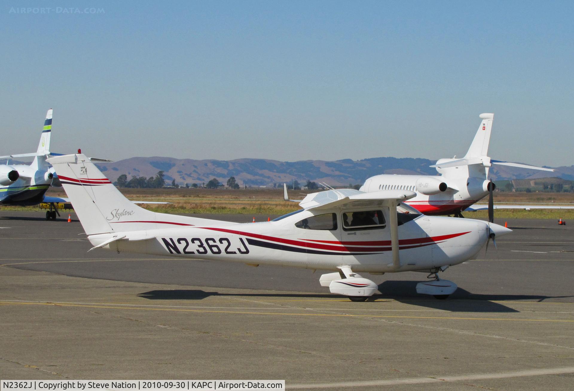 N2362J, 1999 Cessna 182S Skylane C/N 18280475, 1999 Cessna 182S on visitors ramp