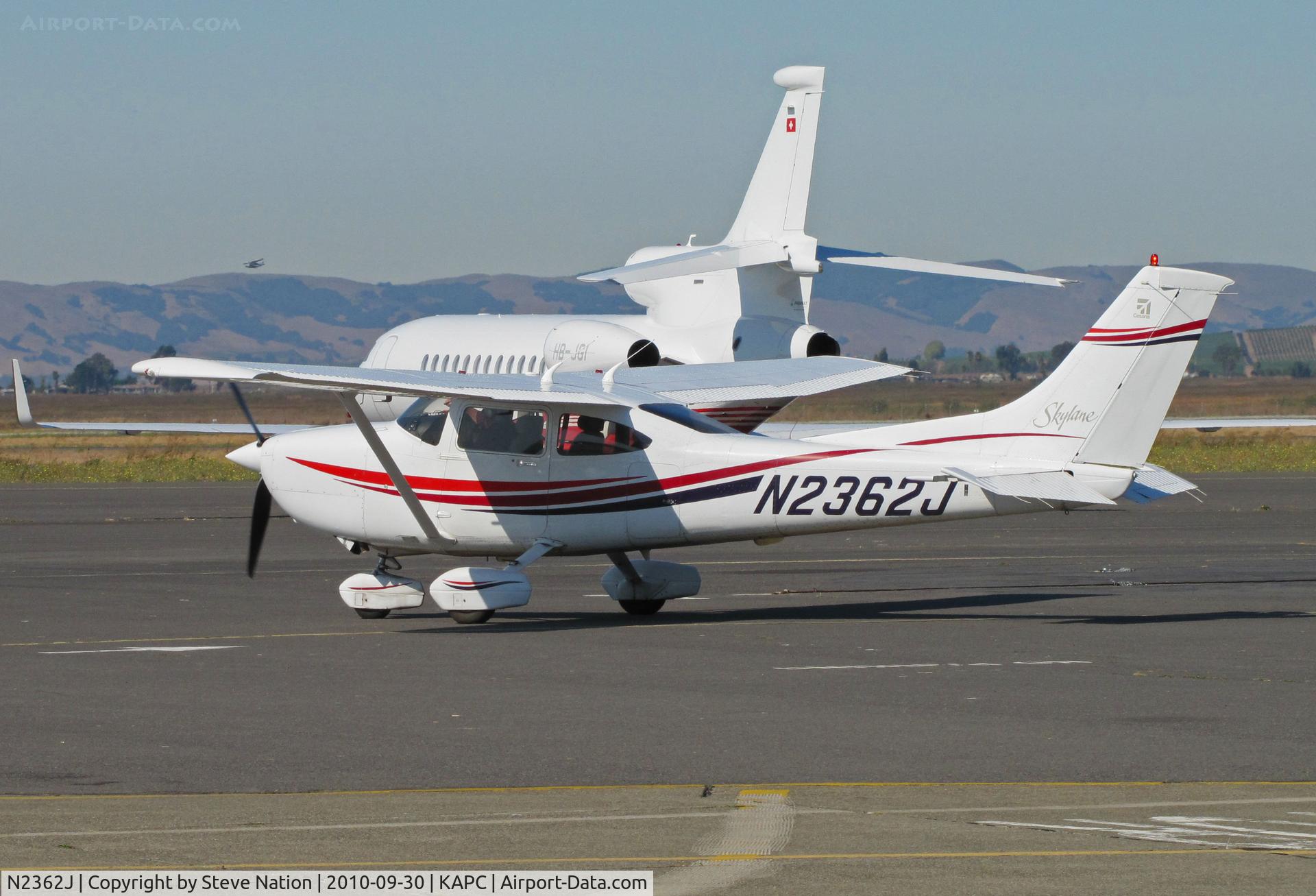 N2362J, 1999 Cessna 182S Skylane C/N 18280475, 1999 Cessna 182S taxis for take-off
