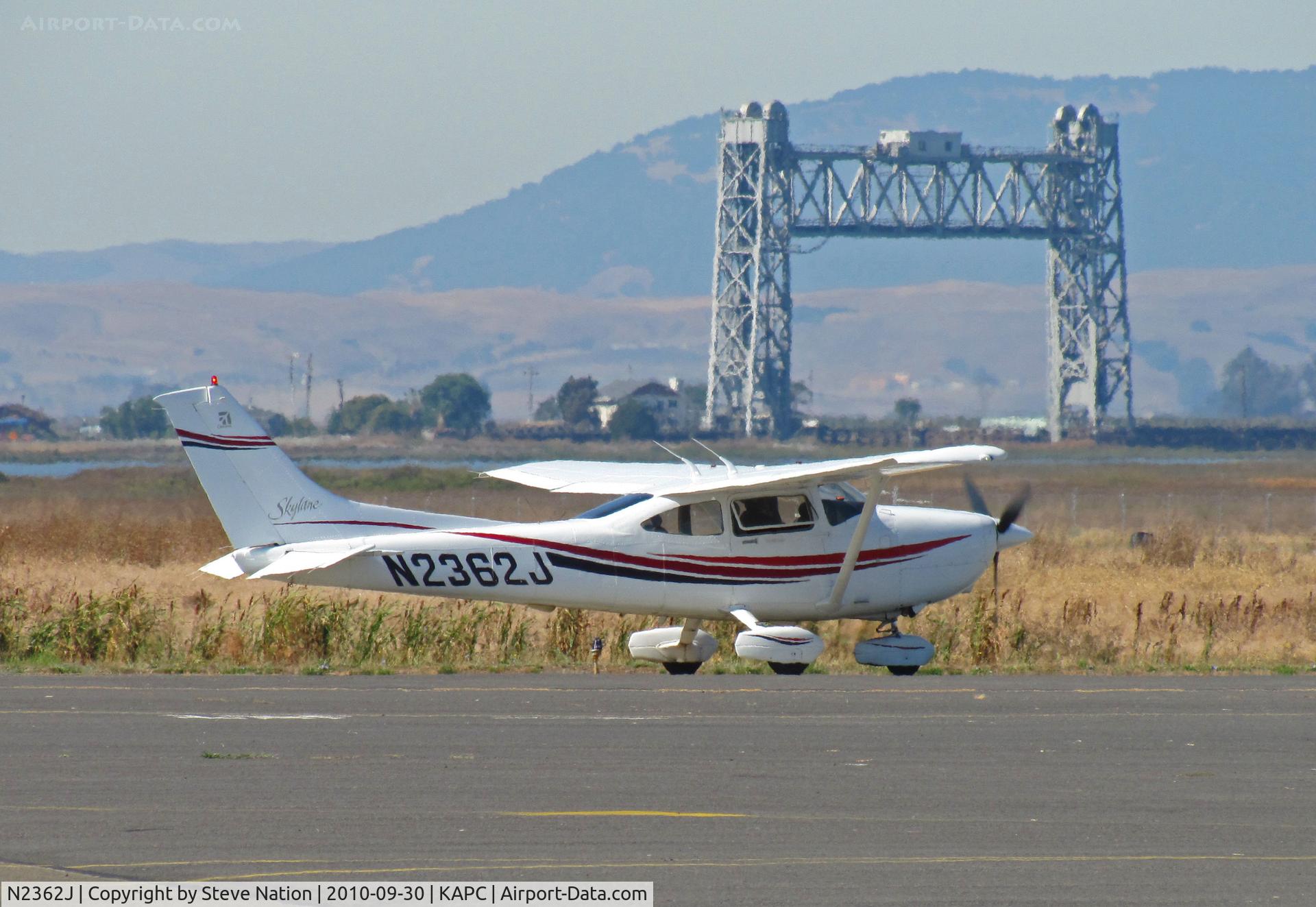 N2362J, 1999 Cessna 182S Skylane C/N 18280475, 1999 Cessna 182S taxis for take-off with Napa River RR bridge in background