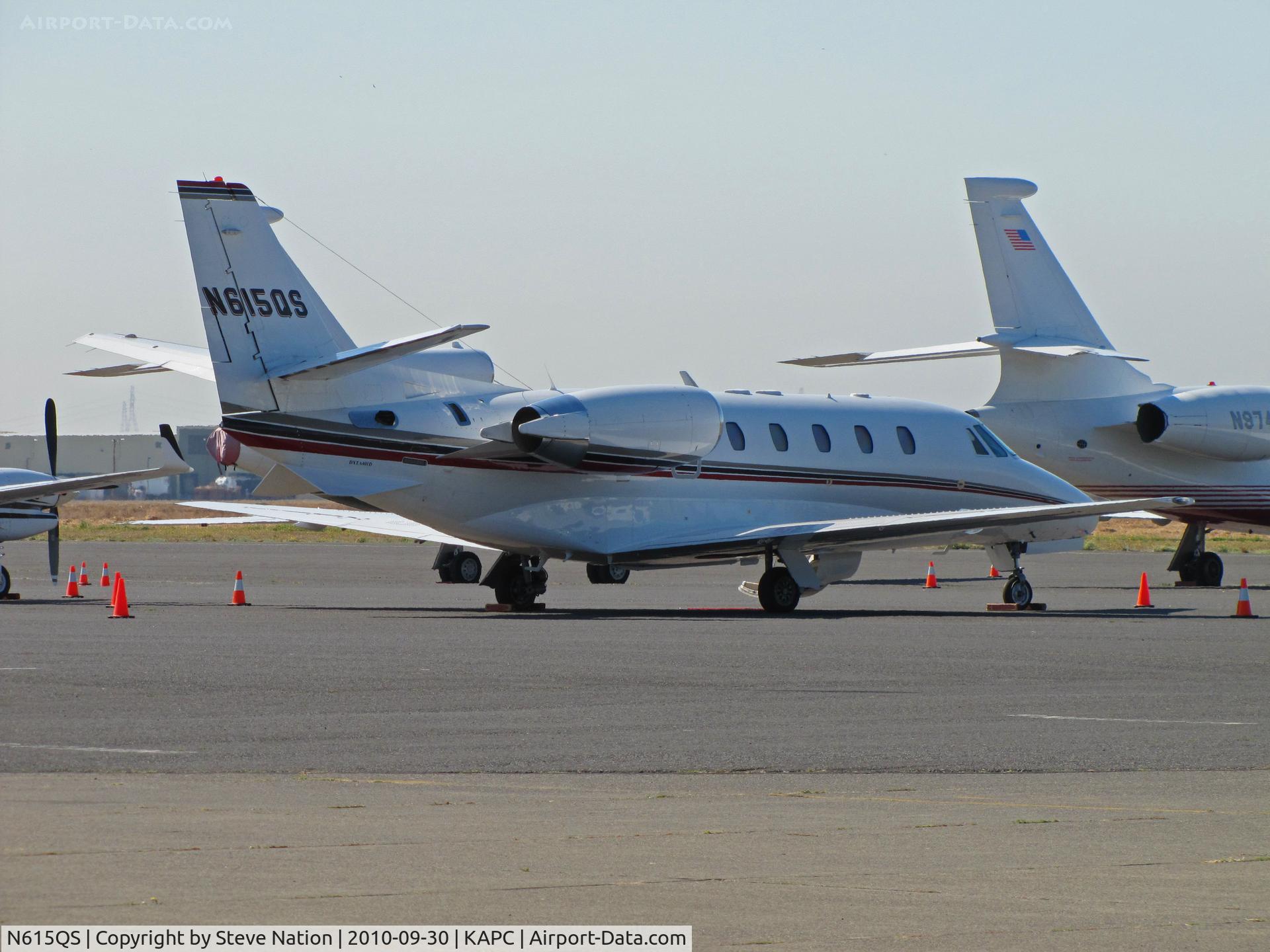 N615QS, 2004 Cessna 560XL C/N 560-5360, In from KSMF (Sacramento Municipal Airport, CA) Netjets 2004 Cessna 560XL awaits passengers on bizjet ramp
