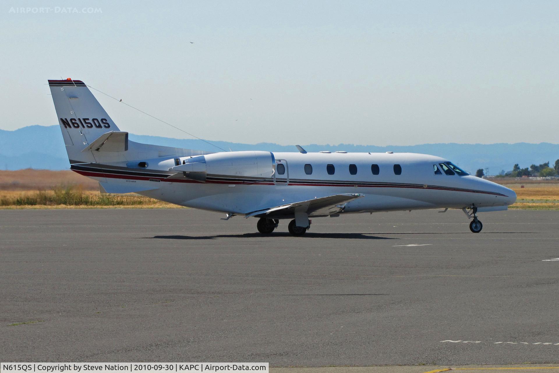 N615QS, 2004 Cessna 560XL C/N 560-5360, Netjets 2004 Cessna 560XL leaves bizjet ramp for trip to KSNA (John Wayne Airport, Santa Ana, CA)