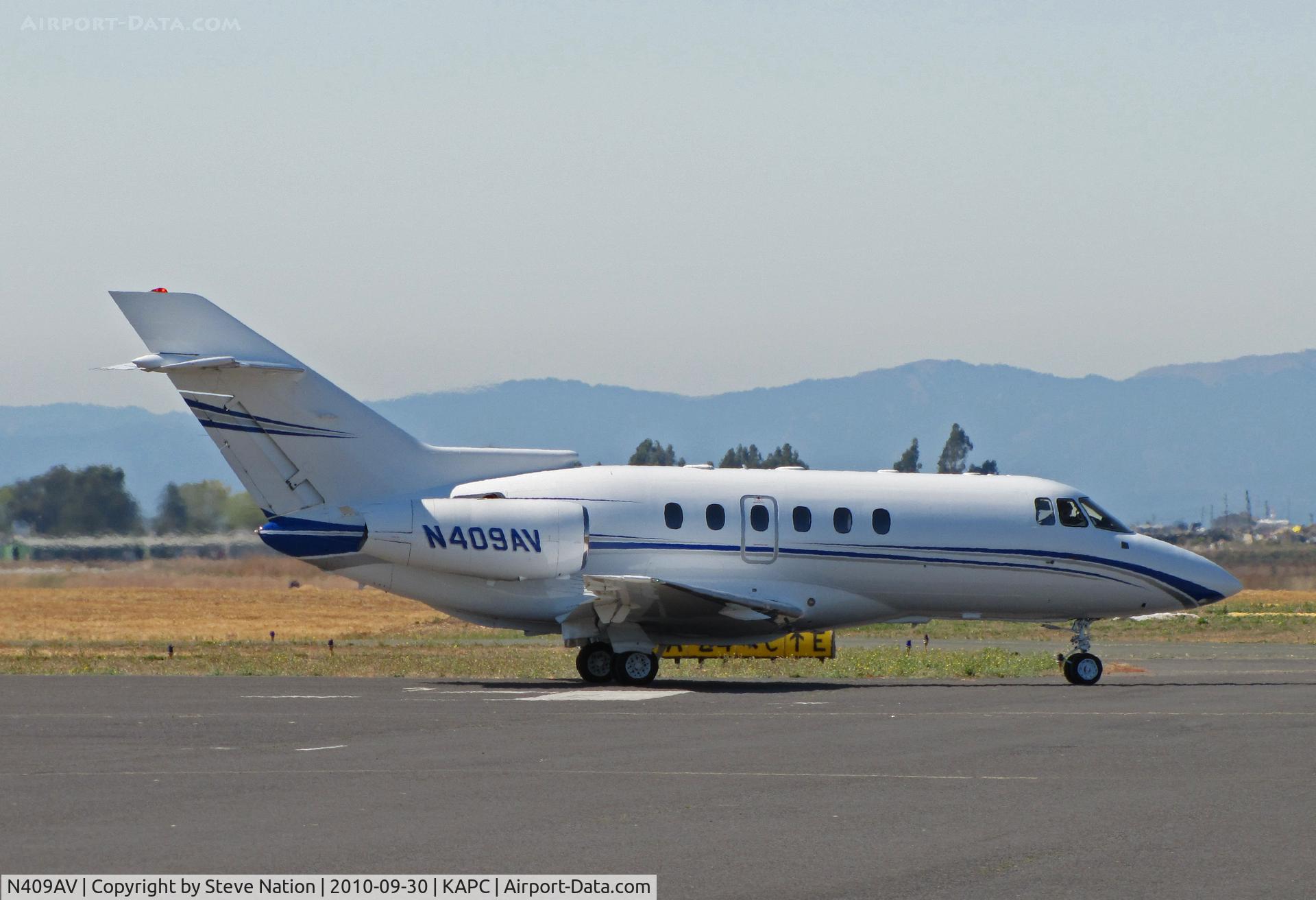 N409AV, 1998 Raytheon Hawker 800XP C/N 258347, 1998 Hawker 800XP taxis from bizjet ramp for parts unknown