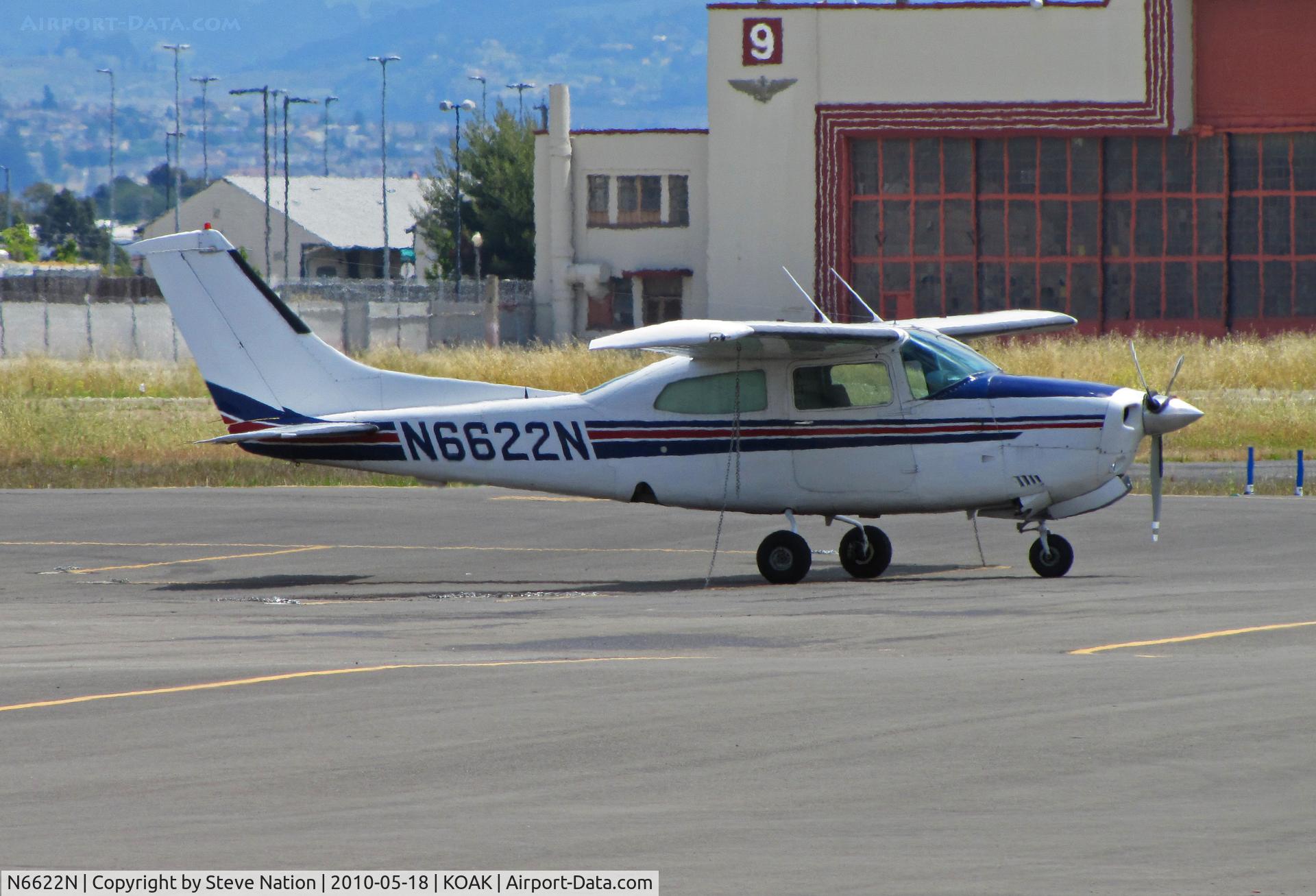 N6622N, 1978 Cessna T210N Turbo Centurion C/N 21063125, Flight Express 1978 Cessna T210N at general aviation corner at Oakland, CA