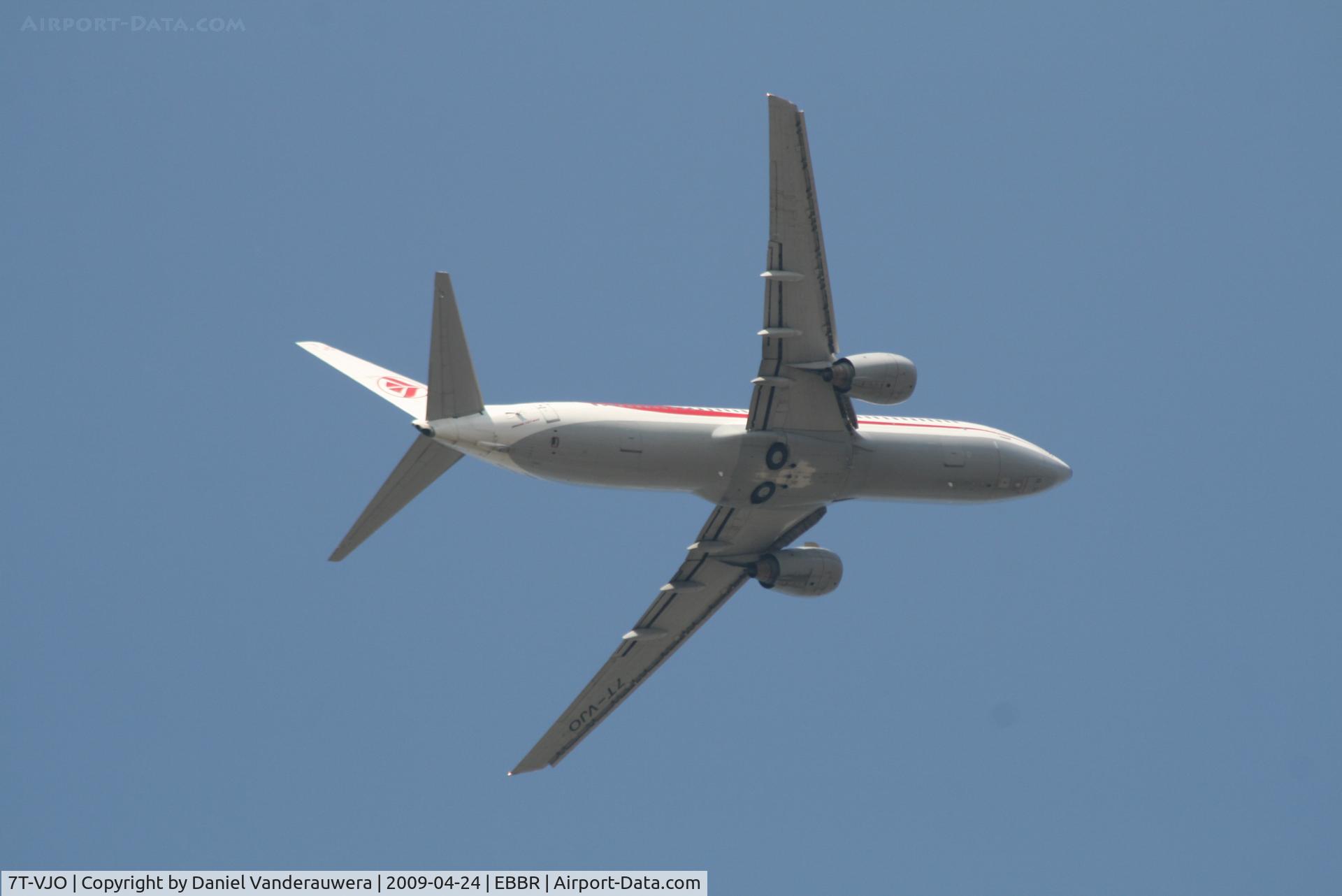 7T-VJO, 2001 Boeing 737-8D6 C/N 30207, On approach to RWY 07R