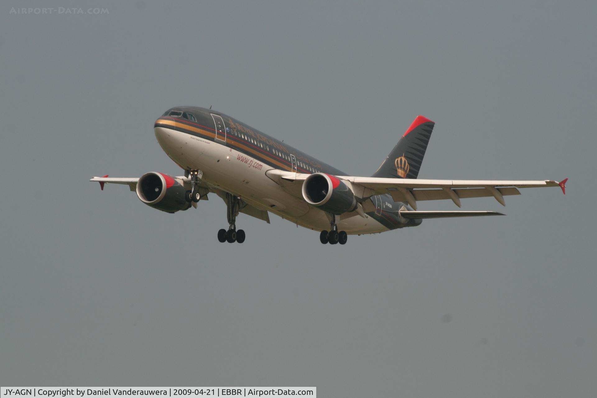 JY-AGN, 1989 Airbus A310-304 C/N 531, Flight RJ261 on approach to RWY 25L