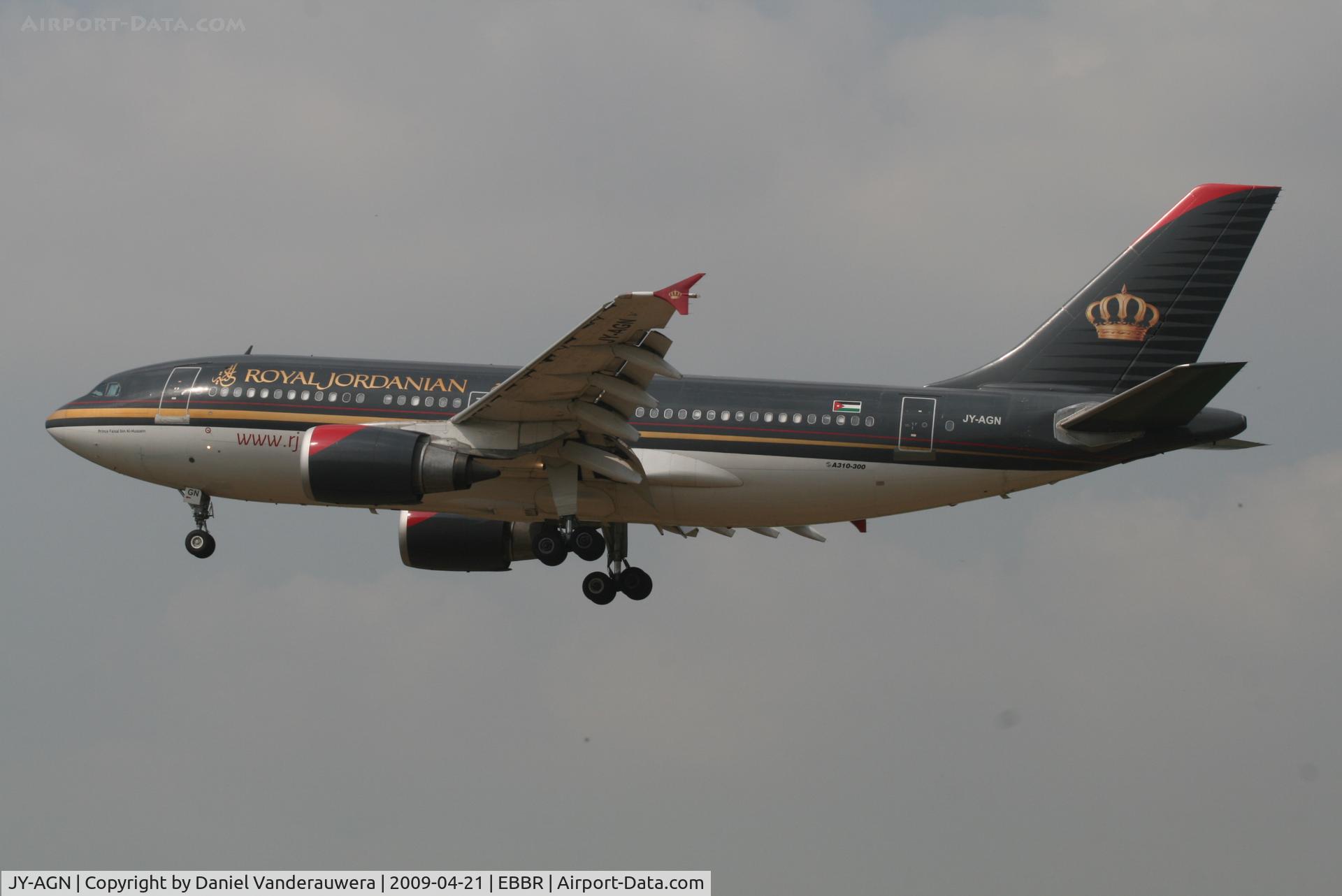 JY-AGN, 1989 Airbus A310-304 C/N 531, Flight RJ261 is descending to RWY 25L