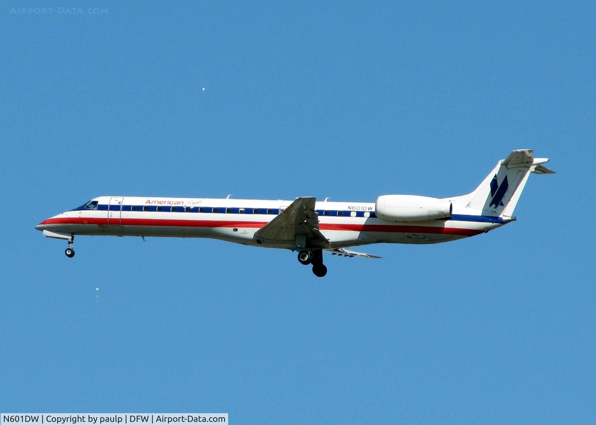 N601DW, 1998 Embraer ERJ-145LR (EMB-145LR) C/N 145046, Final for 35L at DFW. Lots of balloons in the distance!