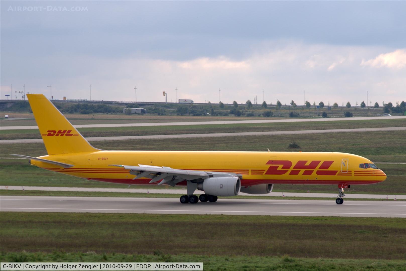 G-BIKV, 1985 Boeing 757-236 C/N 23400, Rather early arrival of a DHL-Liner.