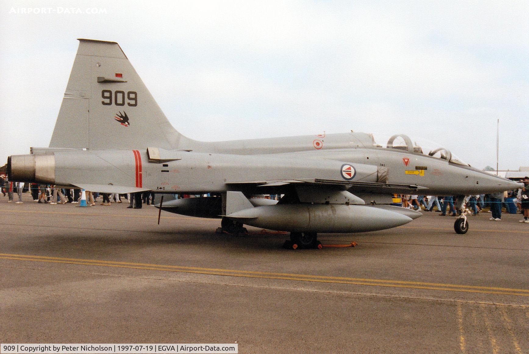 909, 1967 Northrop F-5B Freedom Fighter C/N N.9012, F-5B Freedom Fighter, callsign Norwegian 5002, of 336 Skv on displayat the 1997 Intnl Air Tattoo at RAF Fairford.