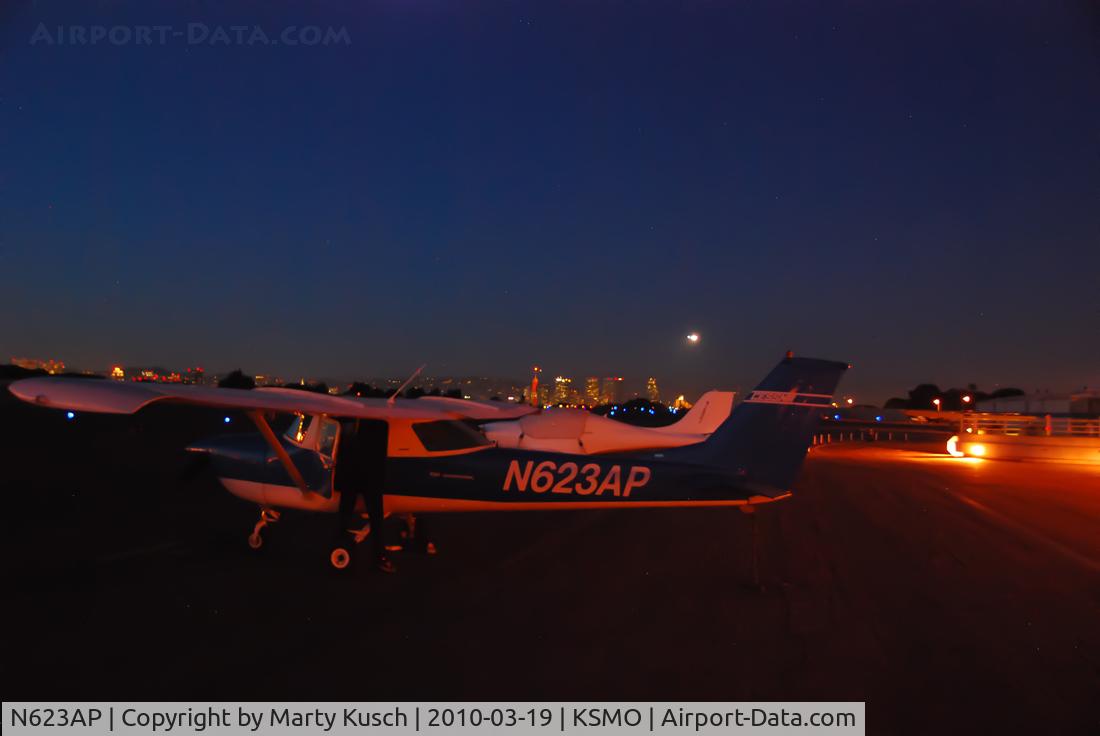 N623AP, 1969 Cessna 150J C/N 15070915, Preparing for a night departure.