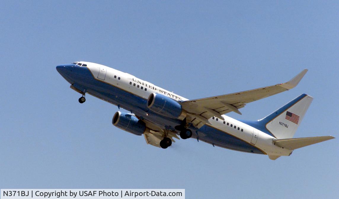 N371BJ, 2000 Boeing C-40B (737-7DM BBJ) C/N 29971, USAF C-40(B/C) provides safe, comfortable and reliable transportation for U.S. leaders to locations around the world. The C-40 B/C is based upon the commercial Boeing 737-700 Business Jet. The body of the C-40 is identical to that of the Boeing 737-700, b
