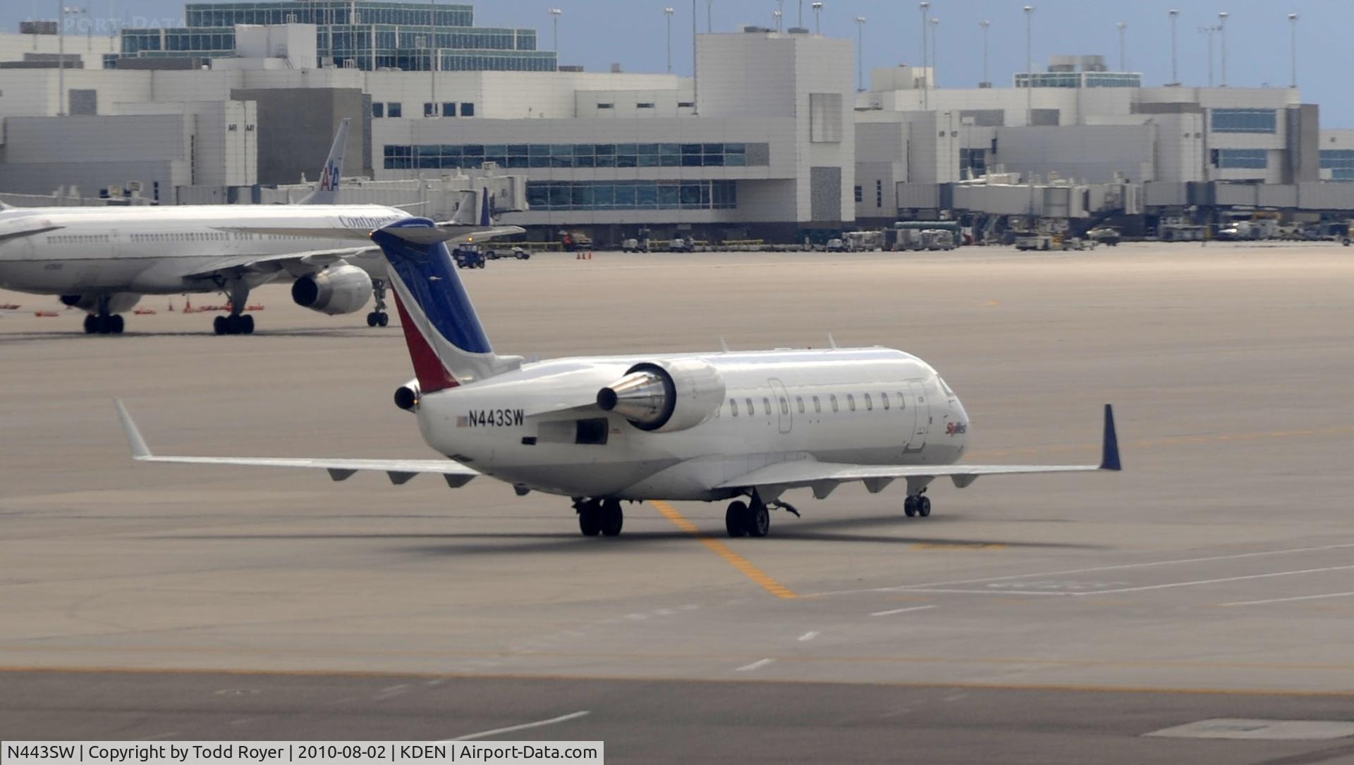 N443SW, 2002 Bombardier CRJ-200LR (CL-600-2B19) C/N 7638, TAXIING AT DENVER