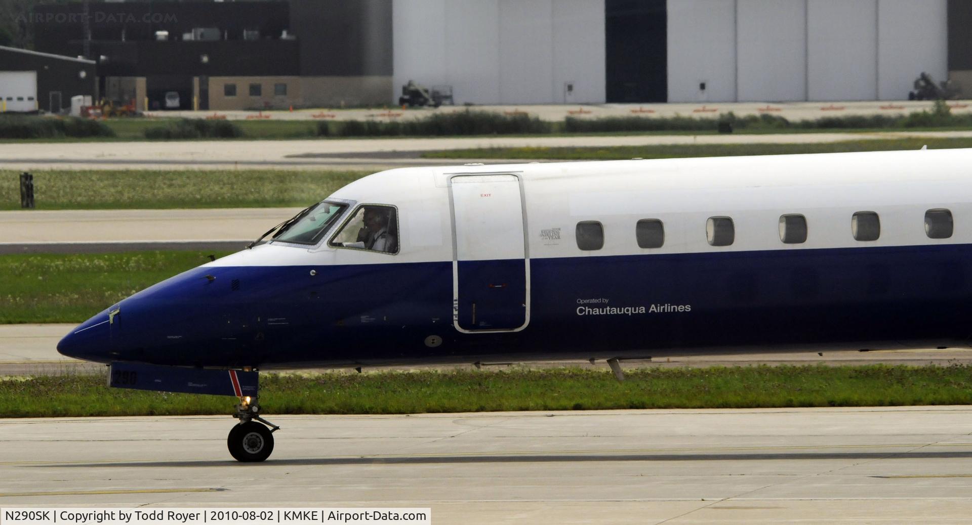 N290SK, 2001 Embraer ERJ-145LR (EMB-145LR) C/N 145474, TAXIING AT MKE