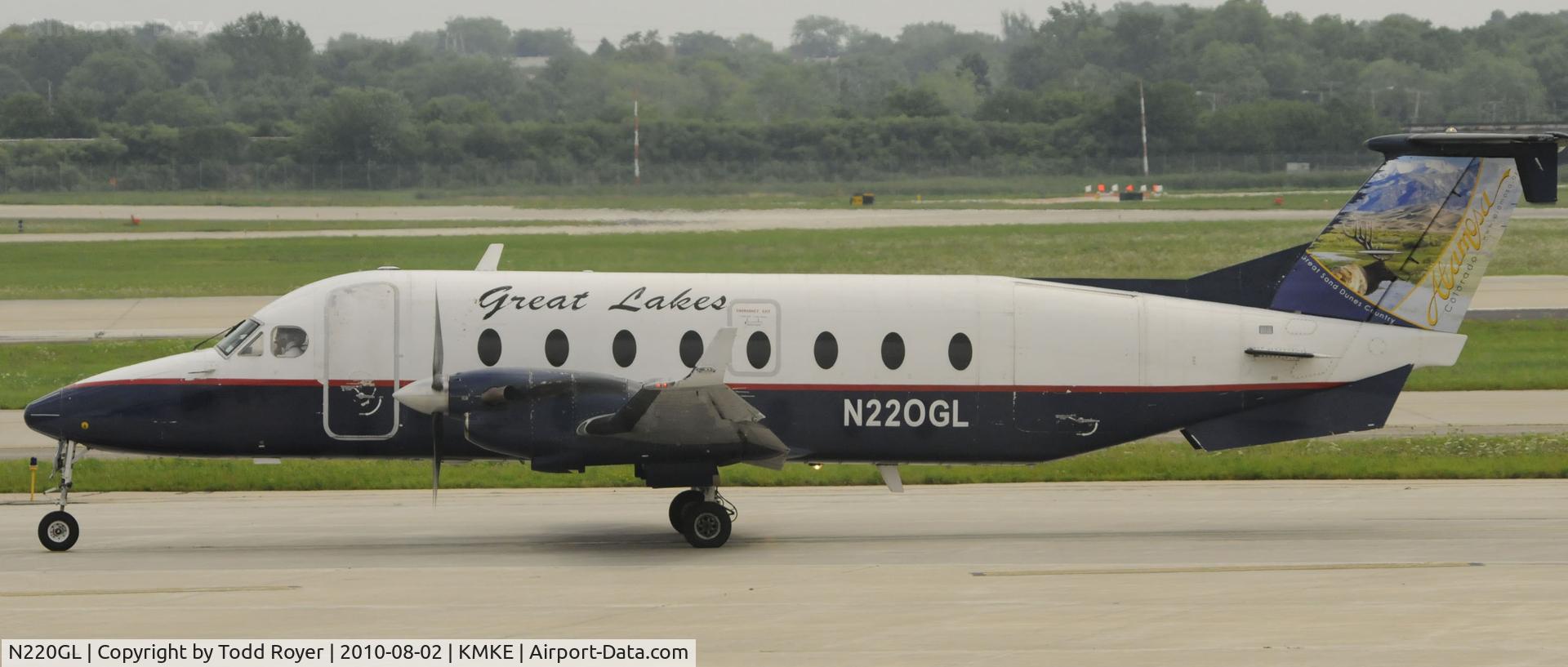 N220GL, 1996 Beech 1900D C/N UE-220, TAXIING AT MKE