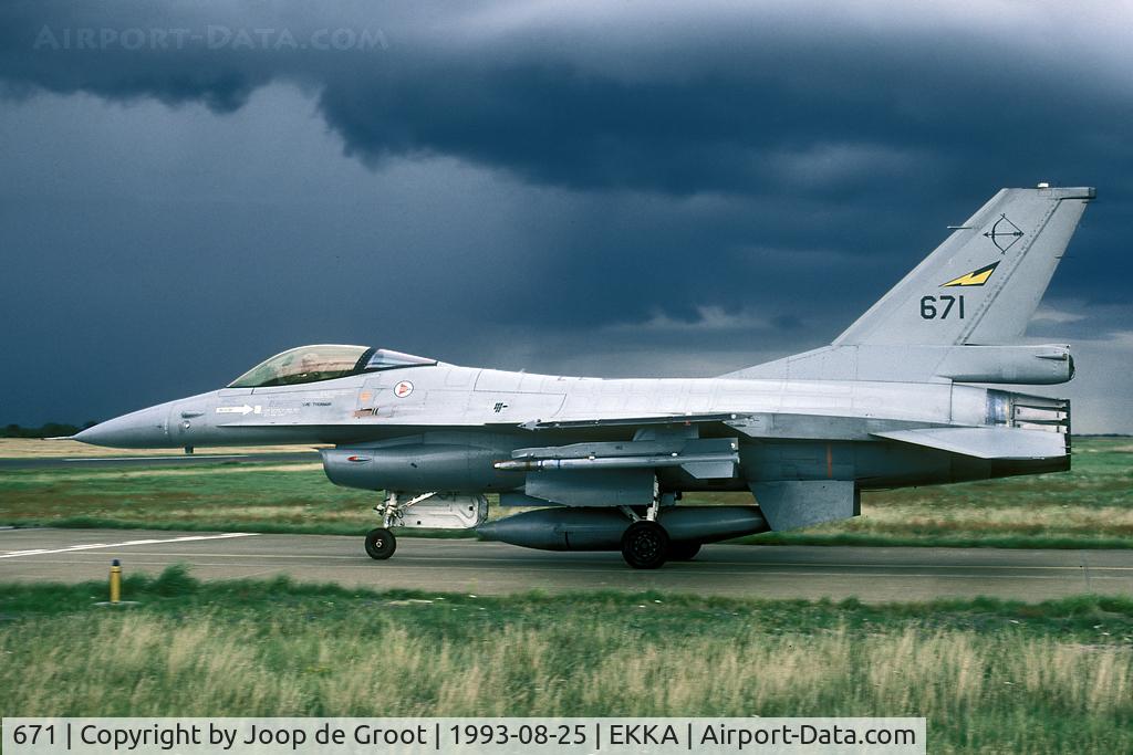 671, Fokker F-16AM Fighting Falcon C/N 6K-43, shortly afterwards we had to take shelter.