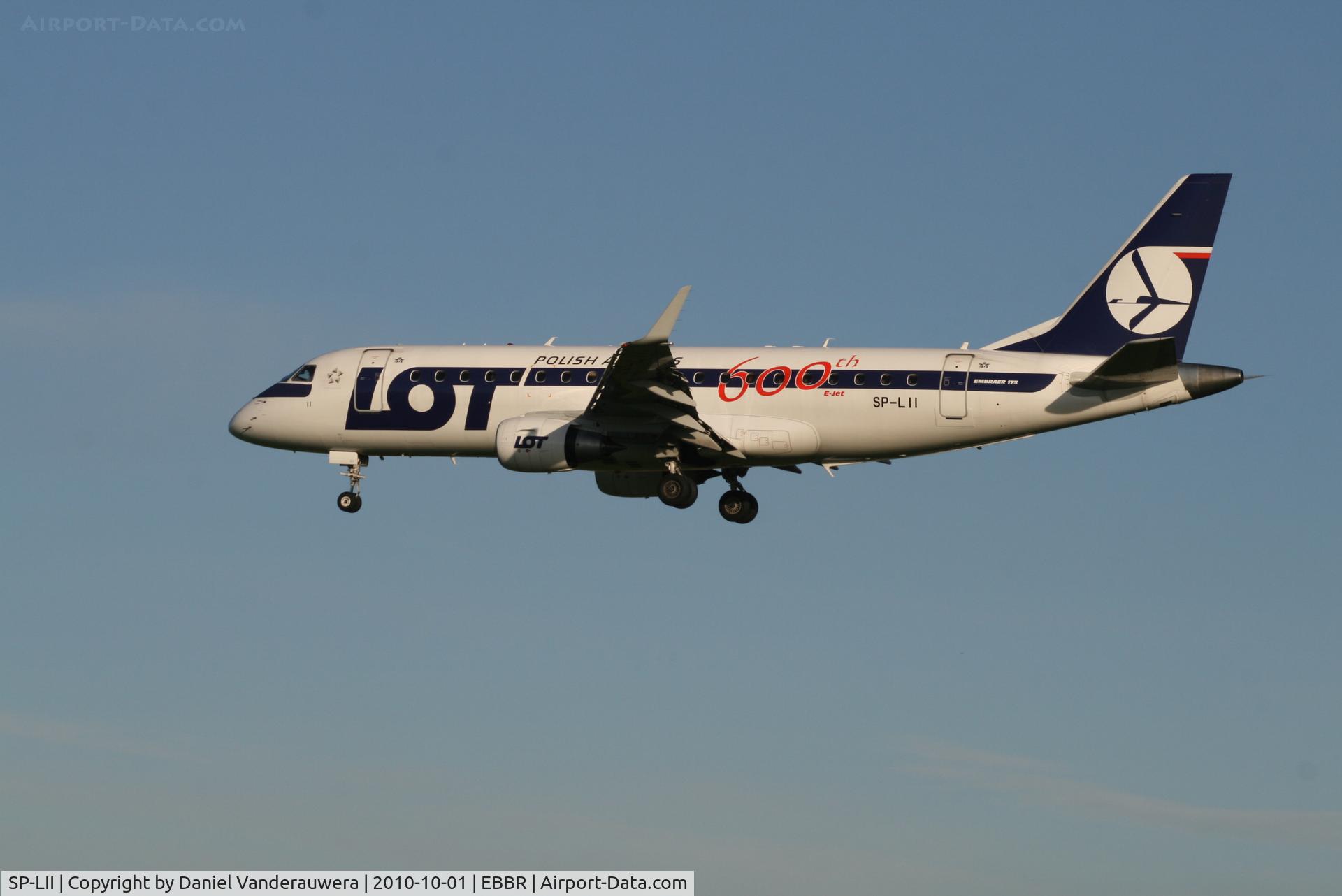 SP-LII, 2009 Embraer 175LR (ERJ-170-200LR) C/N 17000290, Flight LO235 is descending to RWY 25L