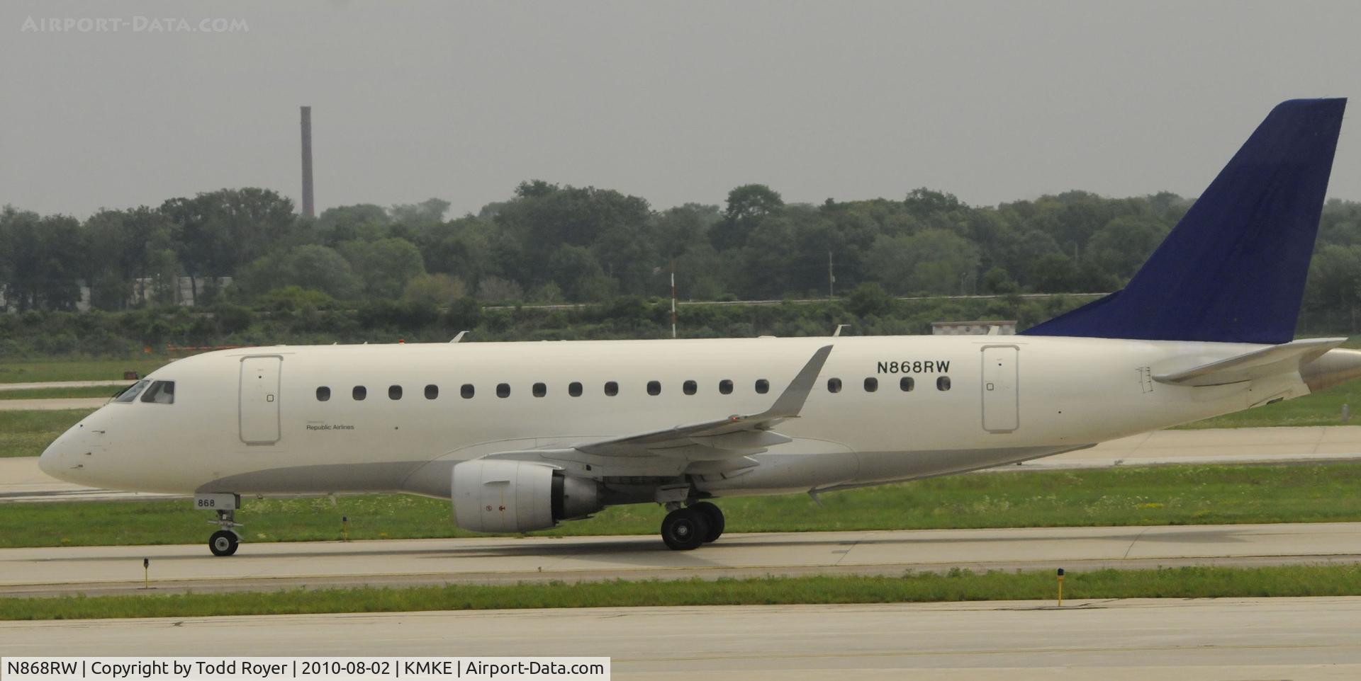 N868RW, 2006 Embraer 170SE (ERJ-170-100SE) C/N 17000131, TAXIING AT MKE