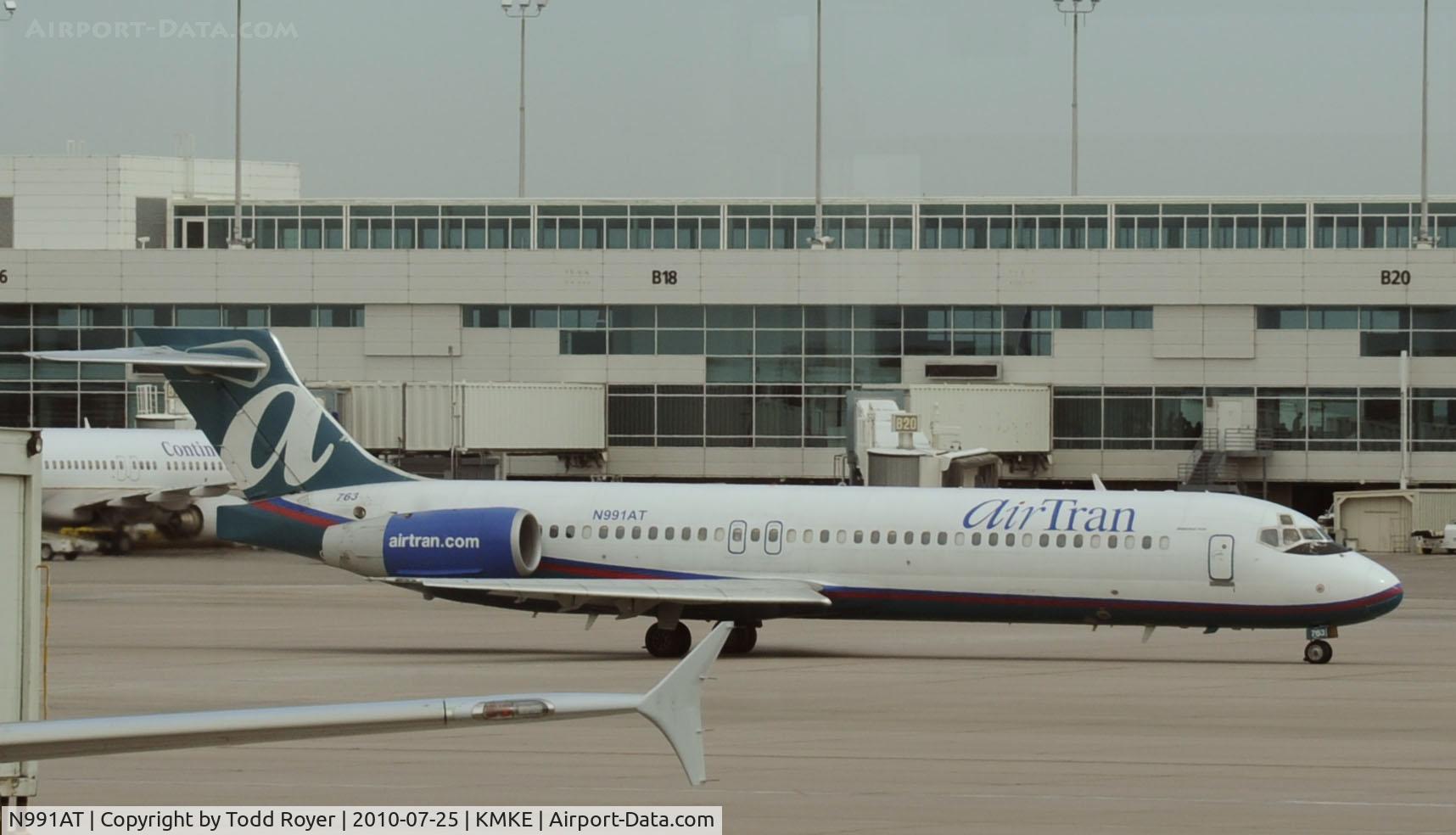 N991AT, 2002 Boeing 717-200 C/N 55135, TAXIING FOR DEPARTURE AT MKE