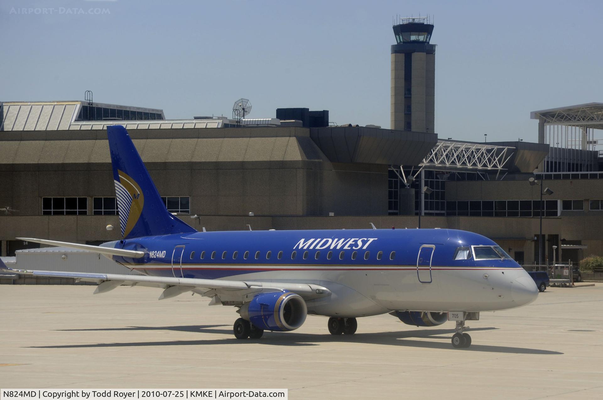 N824MD, 2005 Embraer 170SU (ERJ-170-100SU) C/N 17000045, Taxiing in Milwaukee