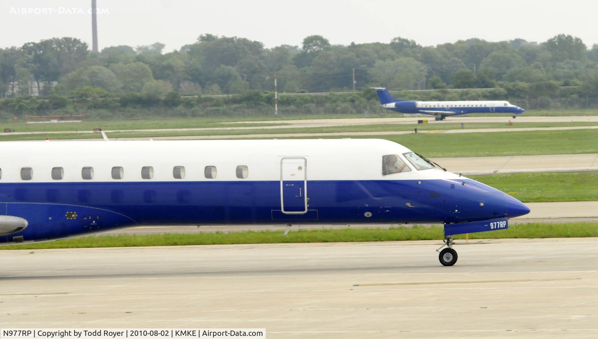 N977RP, 1999 Embraer ERJ-145LR (EMB-145LR) C/N 145185, Taxiing in Milwaukee