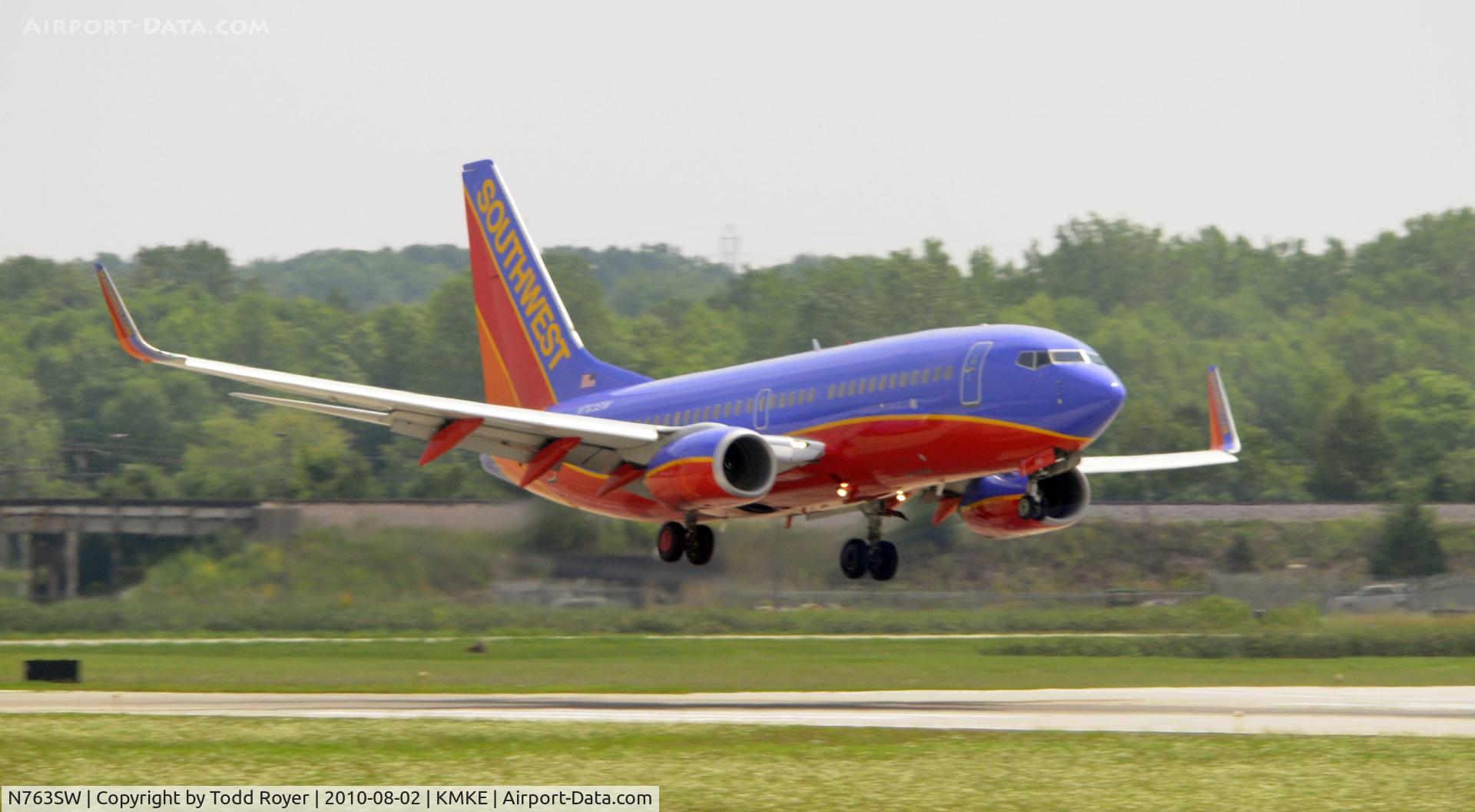 N763SW, 2000 Boeing 737-7H4 C/N 27877, Arriving in Milwaukee