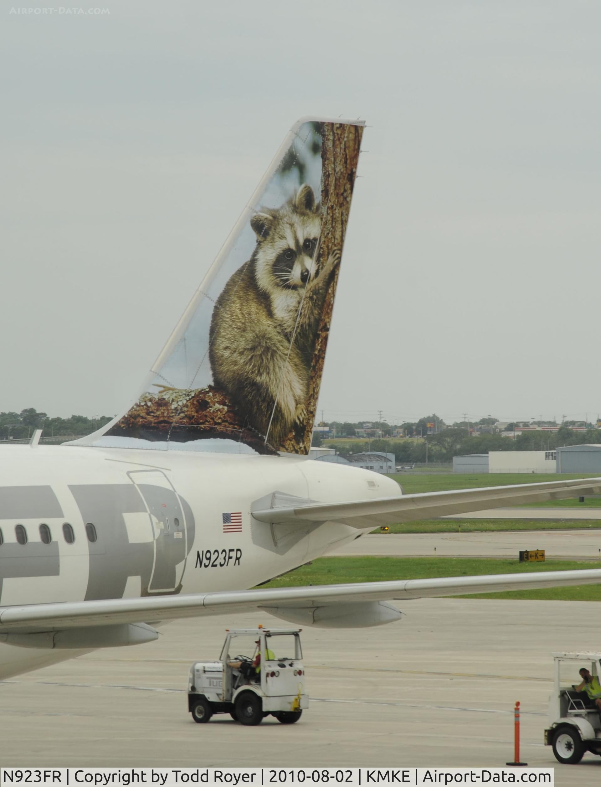 N923FR, 2003 Airbus A319-111 C/N 2019, Hanging on for his life.