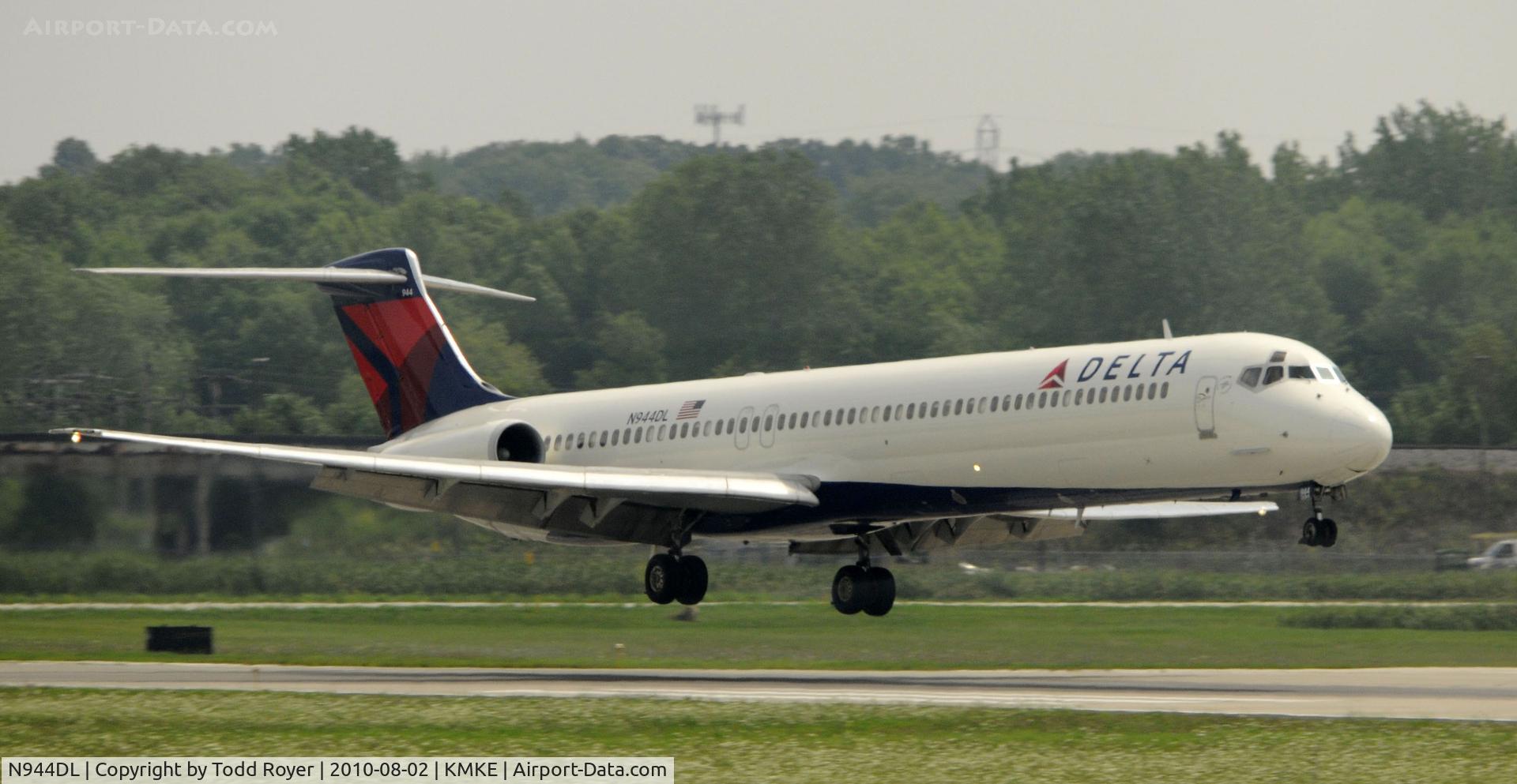 N944DL, 1989 McDonnell Douglas MD-88 C/N 49817, Arriving in Milwaukee