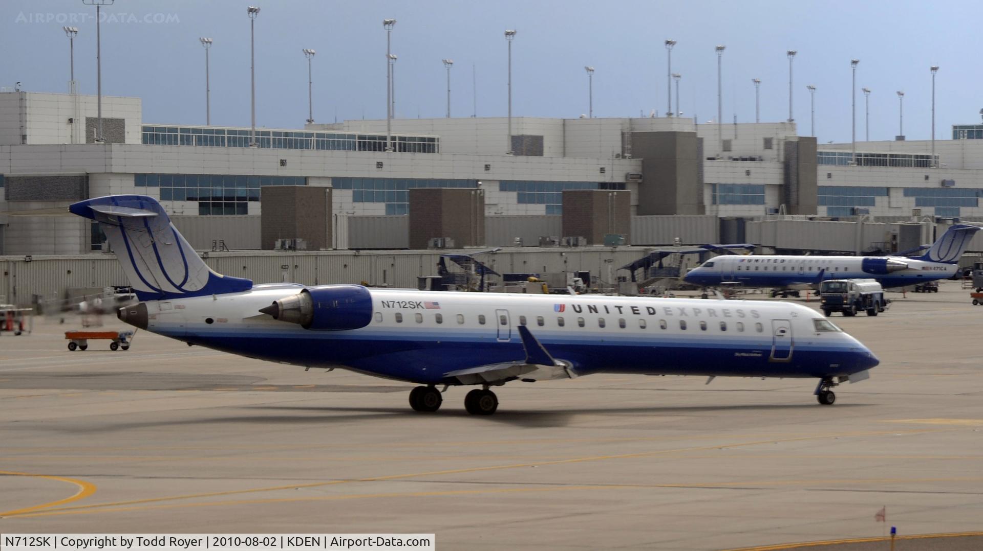 N712SK, 2004 Bombardier CRJ-700 (CL-600-2C10) Regional Jet C/N 10172, Taxiing in Denver