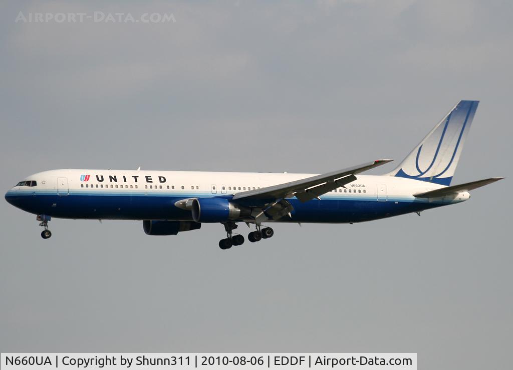 N660UA, 1993 Boeing 767-322/ER C/N 27115, Landing rwy 25R