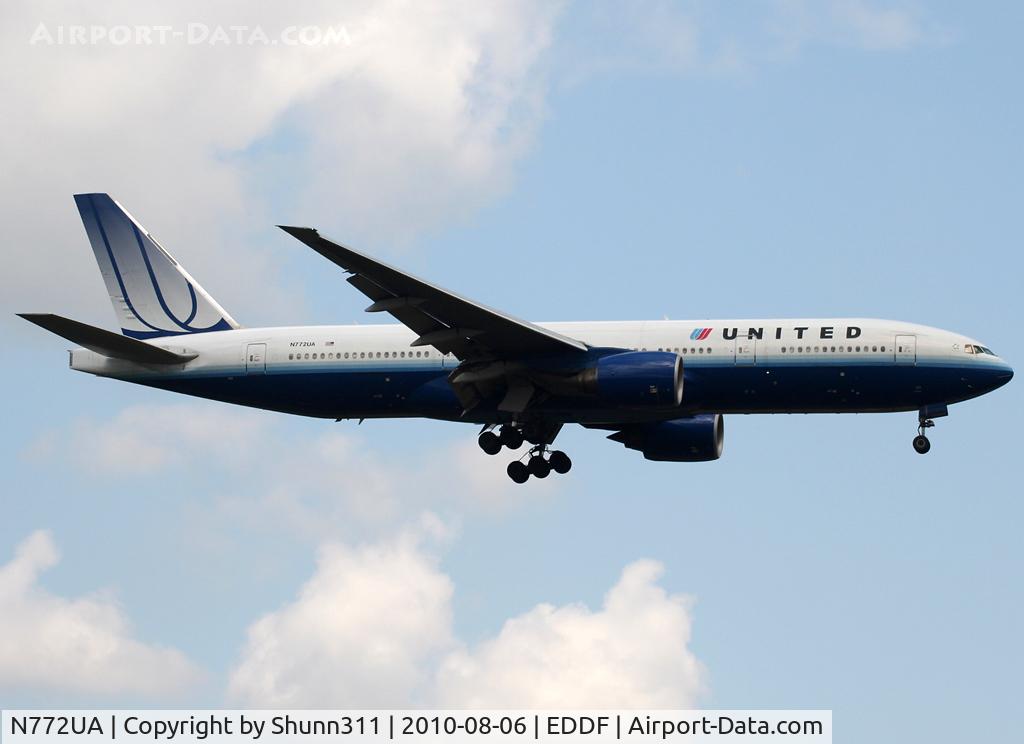 N772UA, 1995 Boeing 777-222 C/N 26930, Landing rwy 07L
