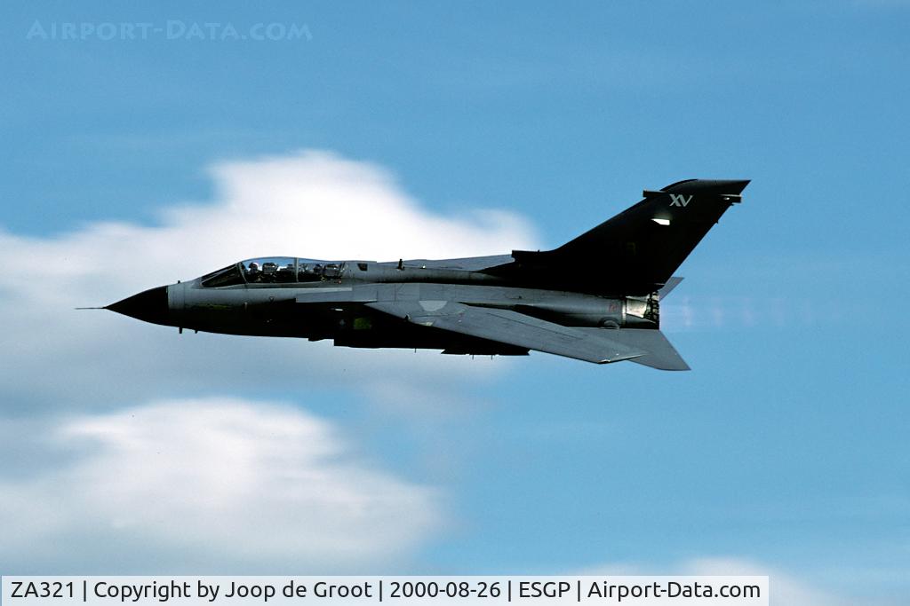 ZA321, 1980 Panavia Tornado GR.1 C/N 007/BS001/3003, High speed pass during the Säve Airshow 2000