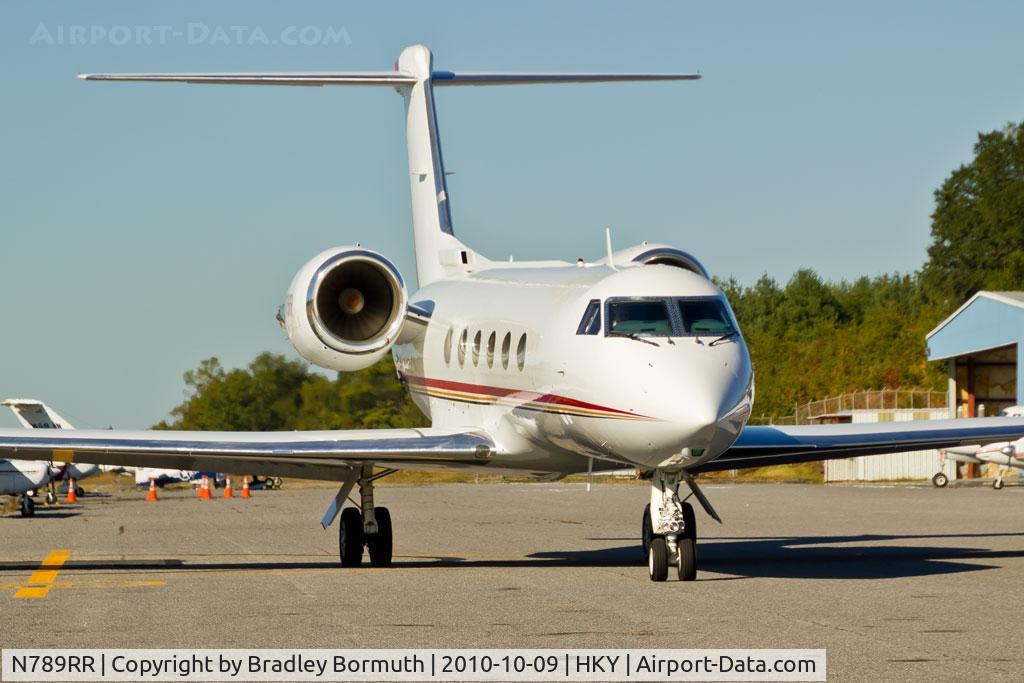 N789RR, 2003 Gulfstream Aerospace G-IV Gulfstream G300 C/N 1509, Taxiing to the ramp.