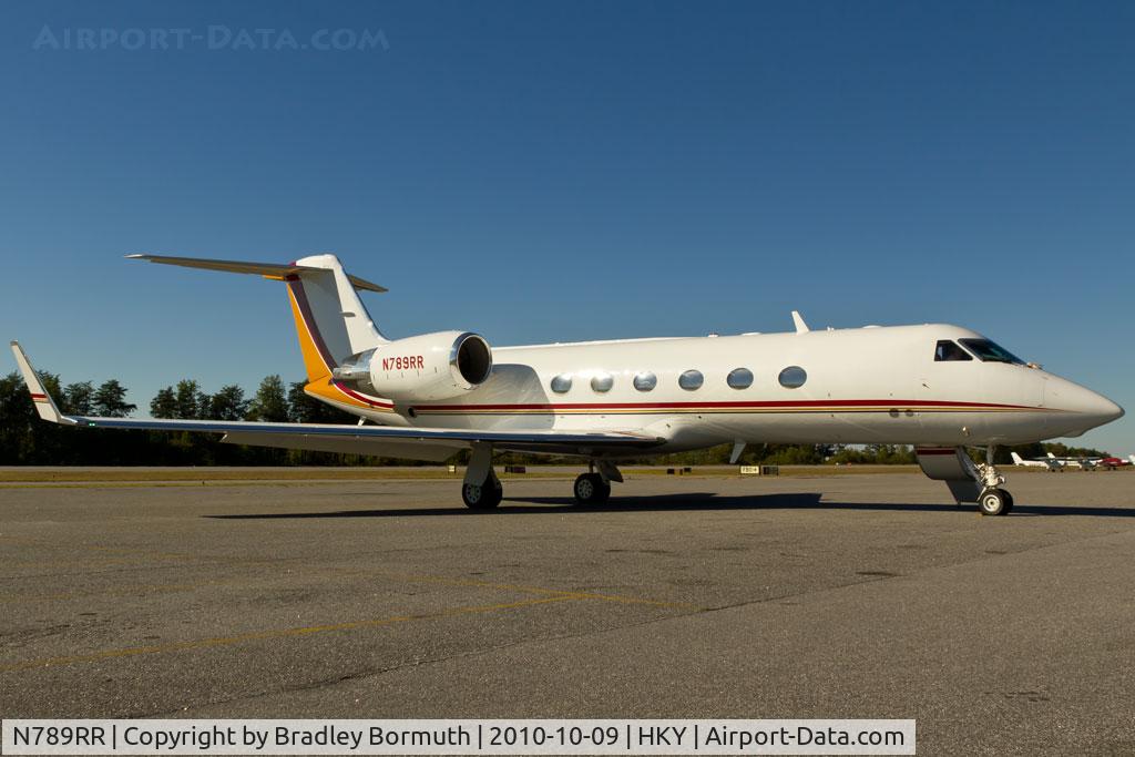 N789RR, 2003 Gulfstream Aerospace G-IV Gulfstream G300 C/N 1509, Taxiing to the ramp.