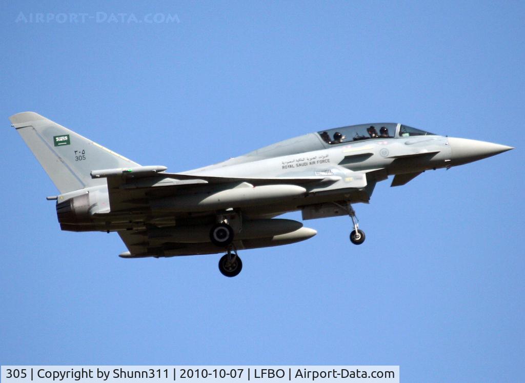 305, General Dynamics F-16BM Fighting Falcon C/N 6L-5, Landing rwy 14L for refuelling on ferry flight to Saudi Arabia